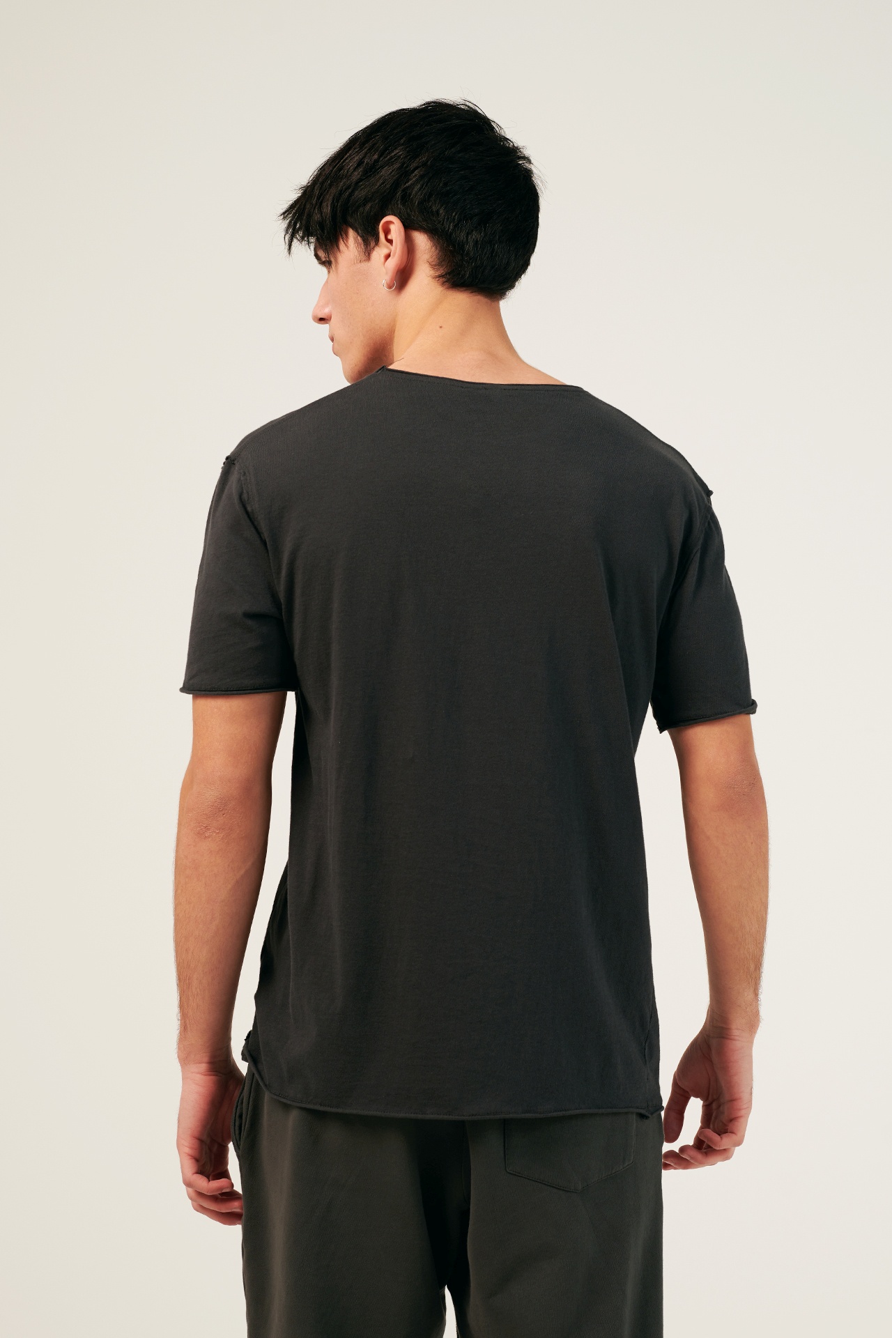 FINE JERSEY RAW CUT NECK TEE
