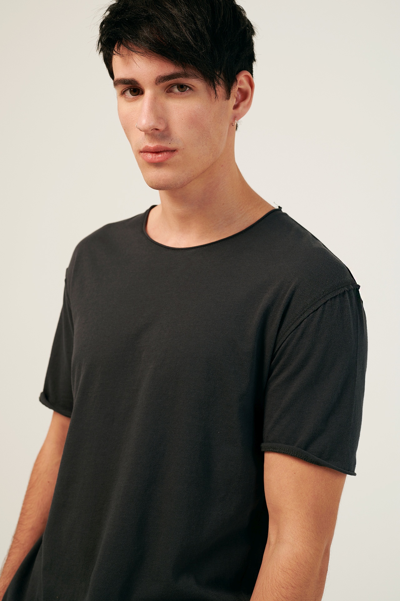 FINE JERSEY RAW CUT NECK TEE