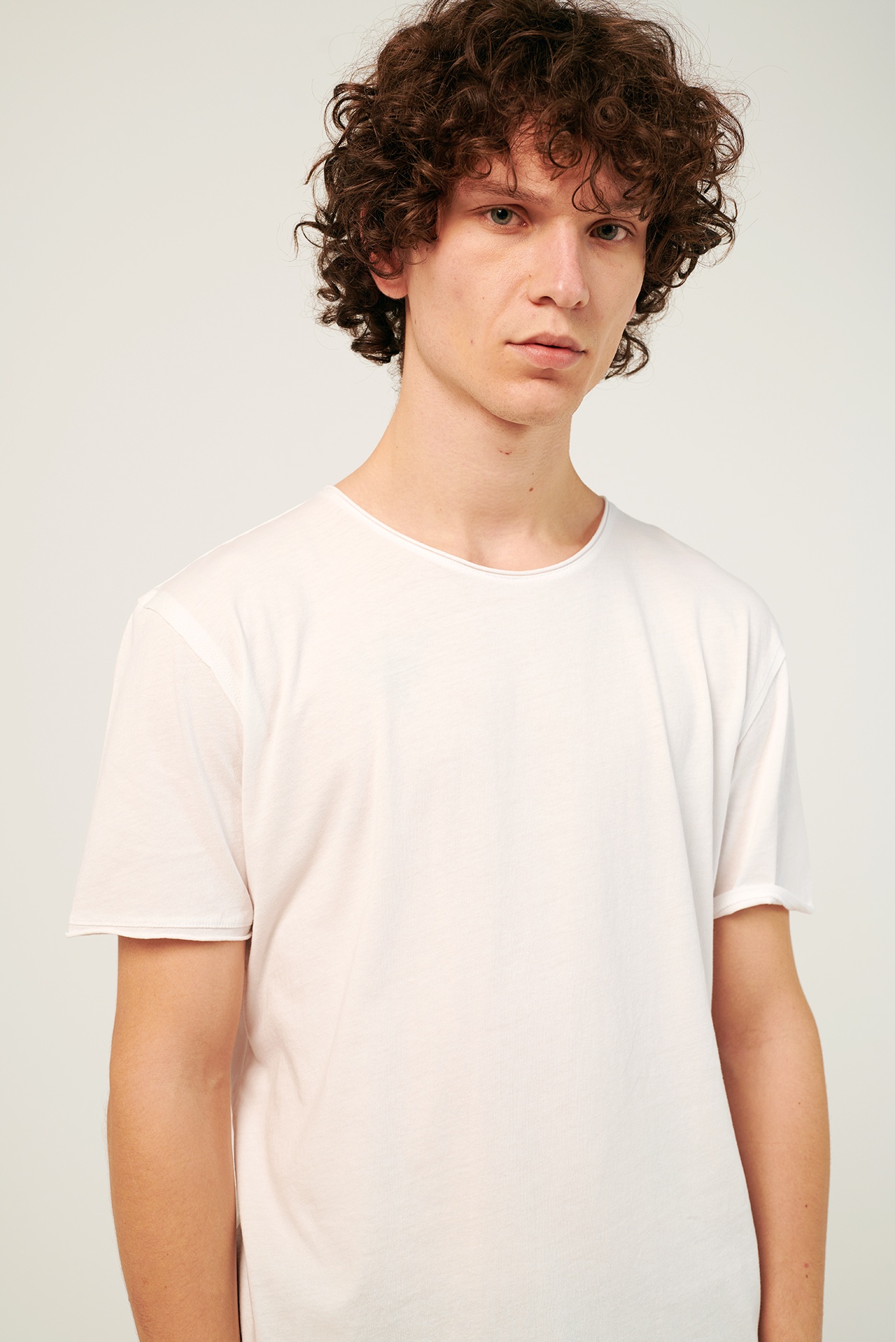 FINE JERSEY RAW CUT NECK TEE