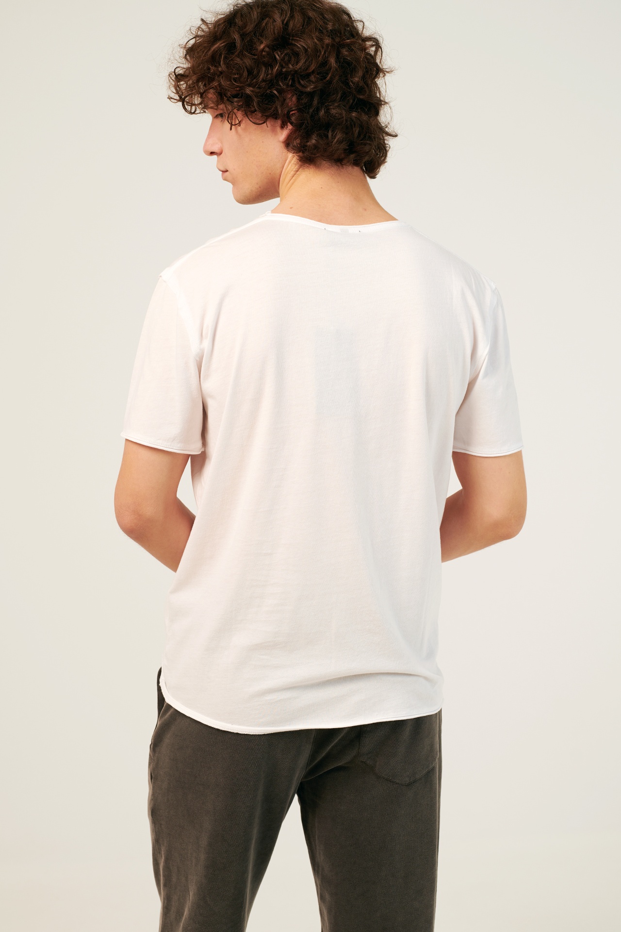 FINE JERSEY RAW CUT NECK TEE