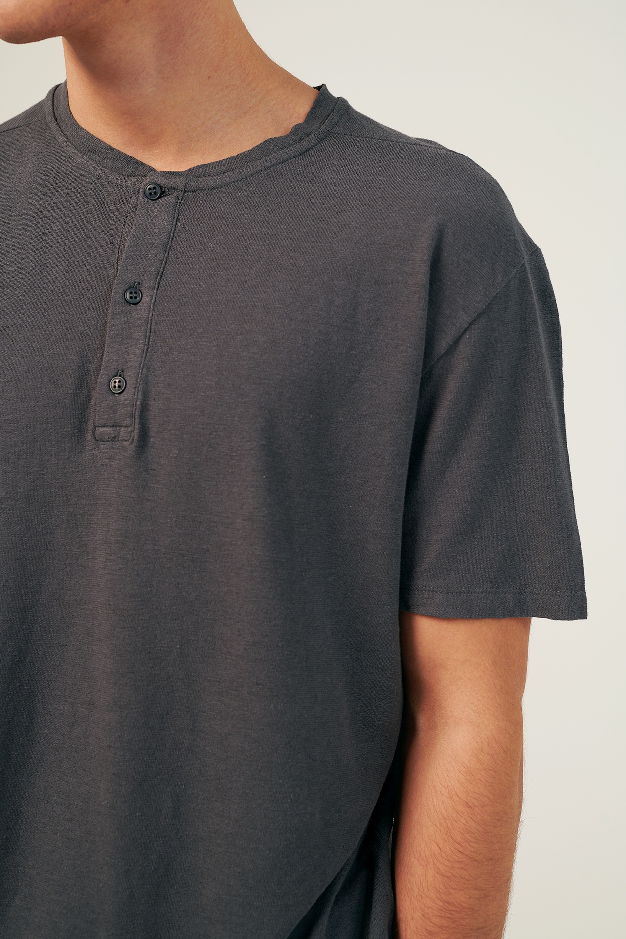 THREE BUTTON PLACKET LINEN TEE
