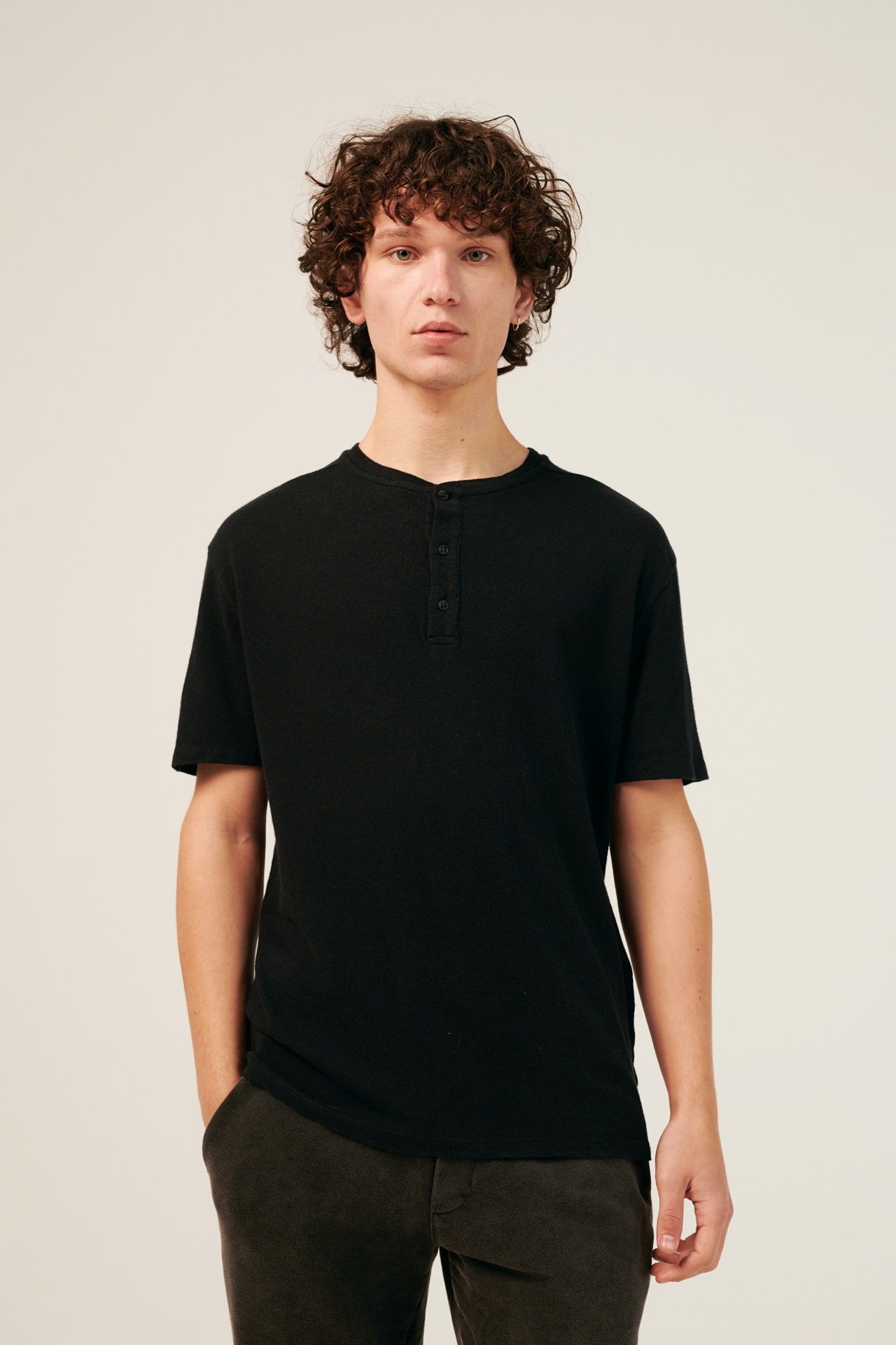 THREE BUTTON PLACKET LINEN TEE