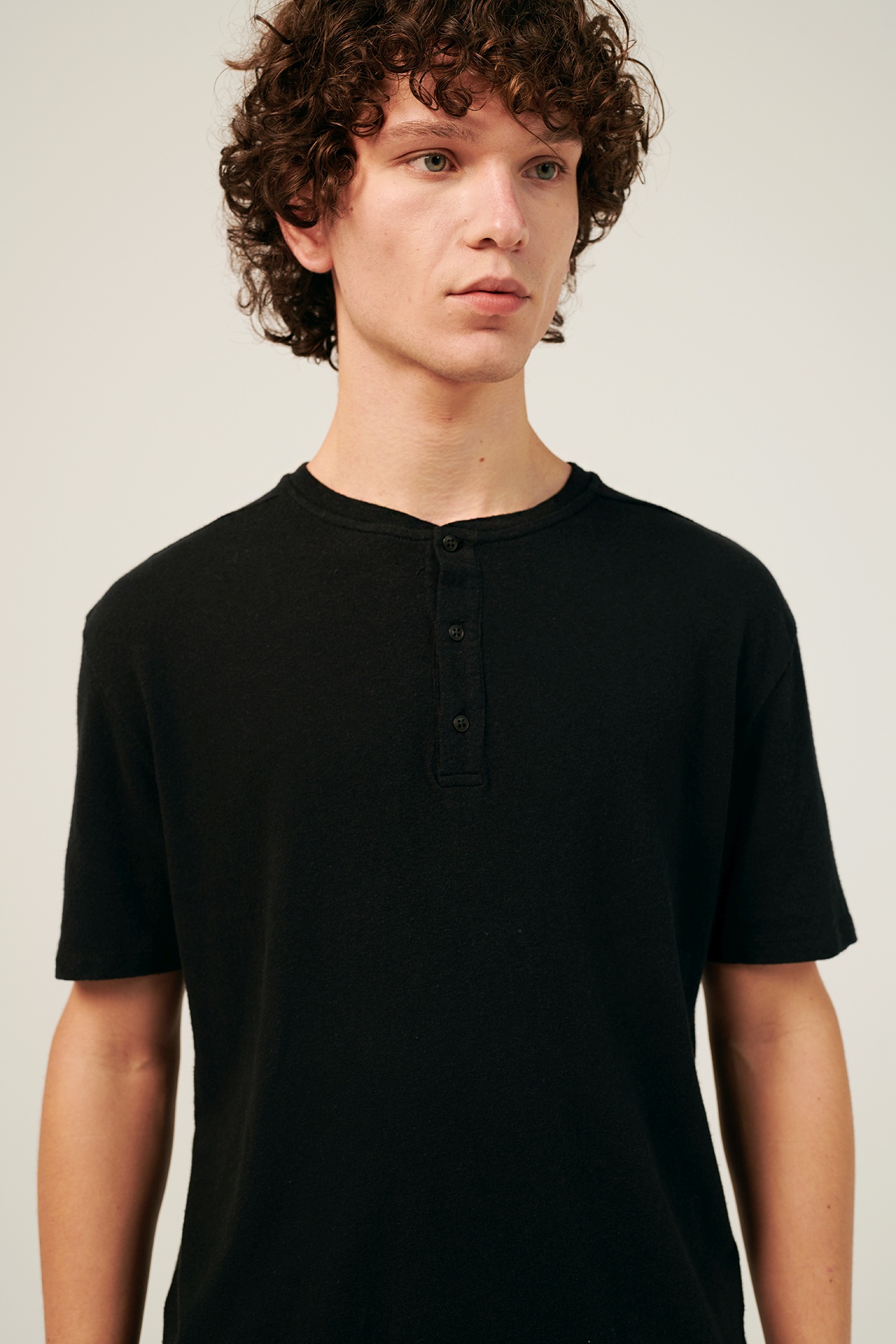 THREE BUTTON PLACKET LINEN TEE