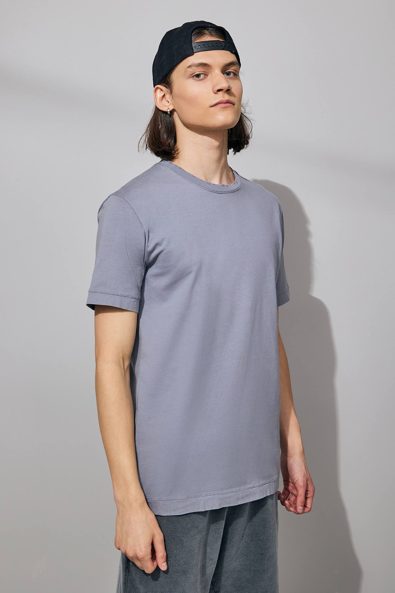 STEPPED HEM T-SHIRT