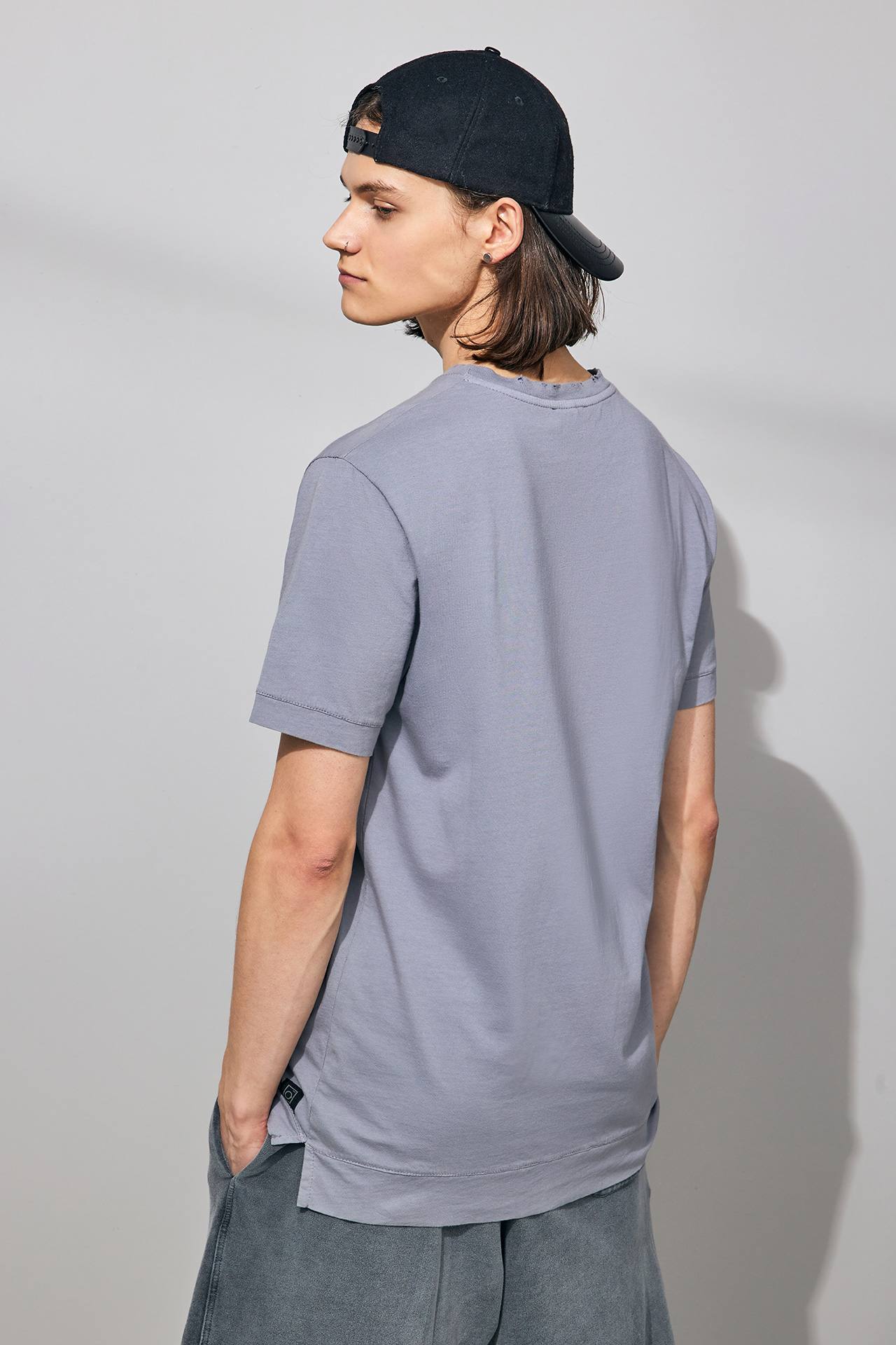 STEPPED HEM T-SHIRT