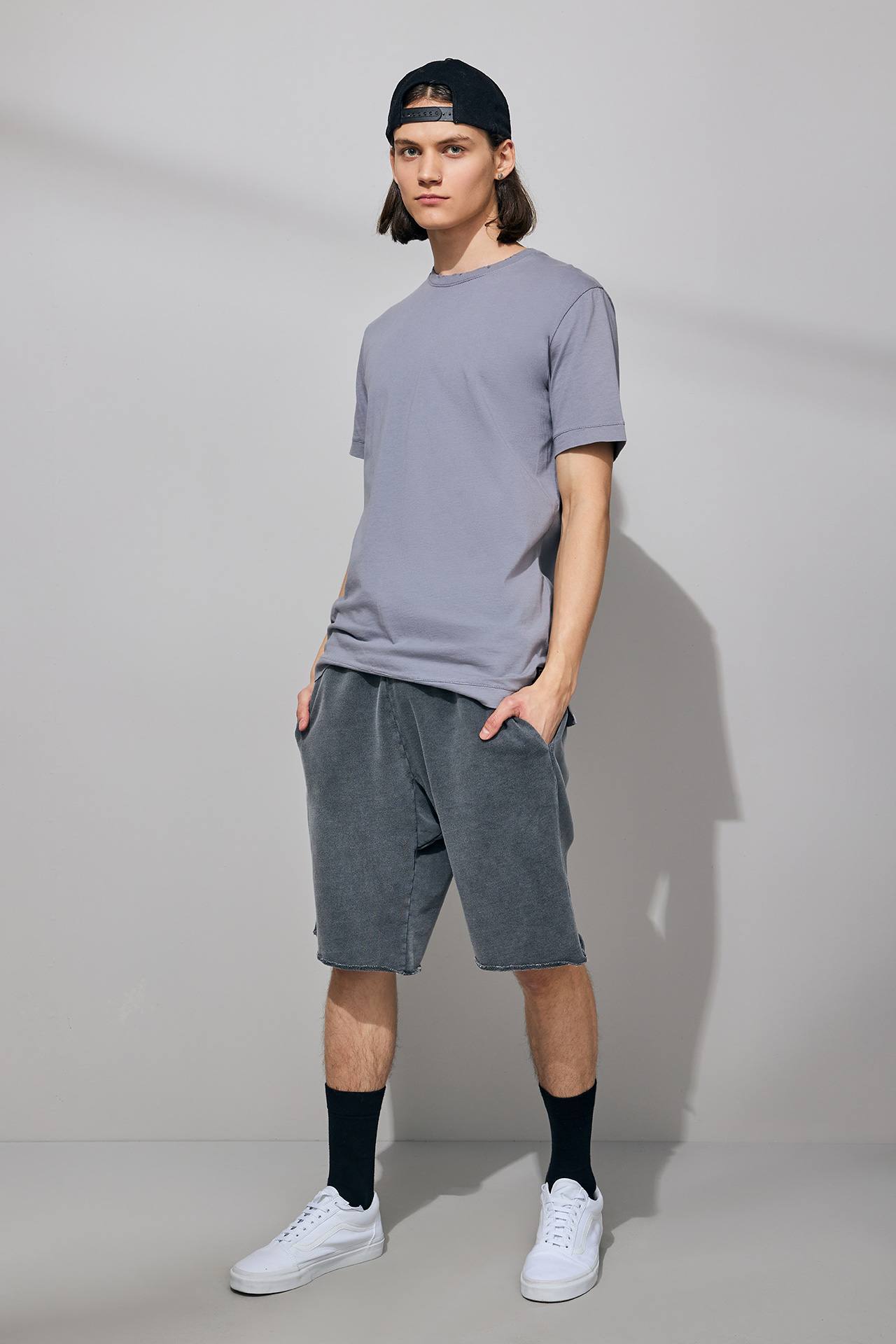 STEPPED HEM T-SHIRT