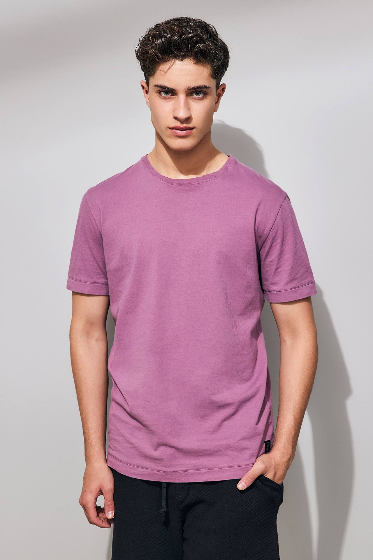 STEPPED HEM T-SHIRT