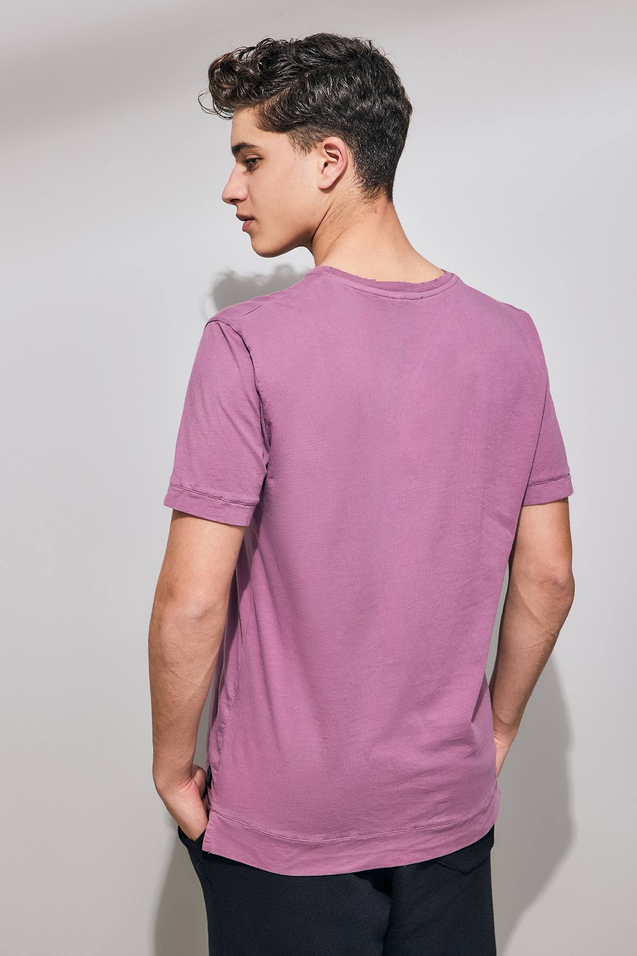 STEPPED HEM T-SHIRT