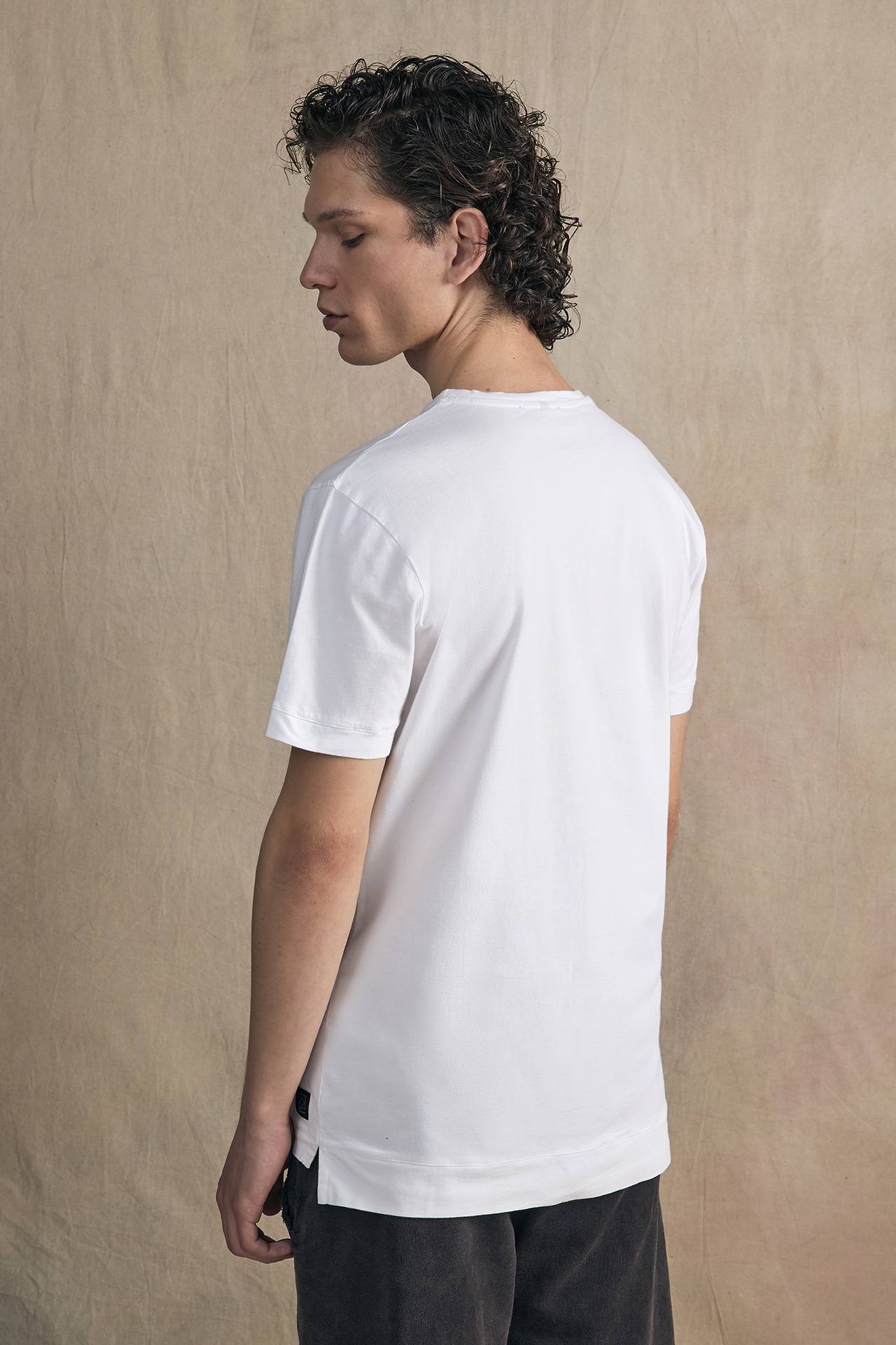 STEPPED HEM T-SHIRT