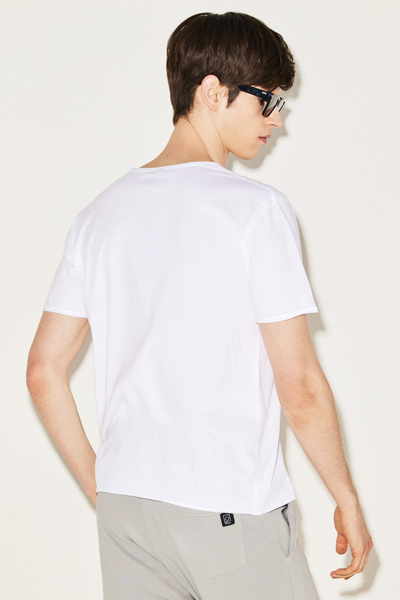 ORGANIC FINE JERSEY RAW CUT NECK TEE