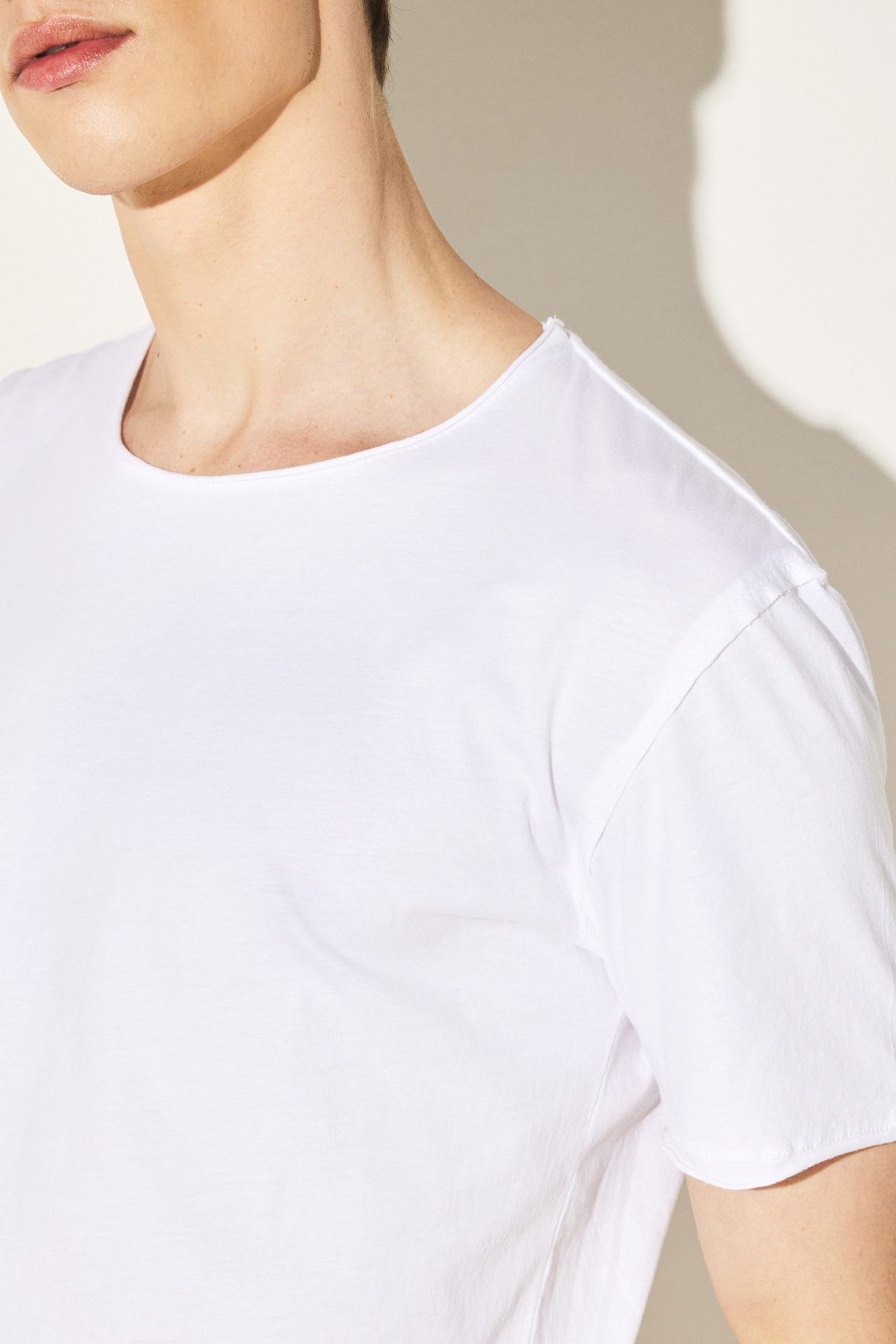 ORGANIC FINE JERSEY RAW CUT NECK TEE