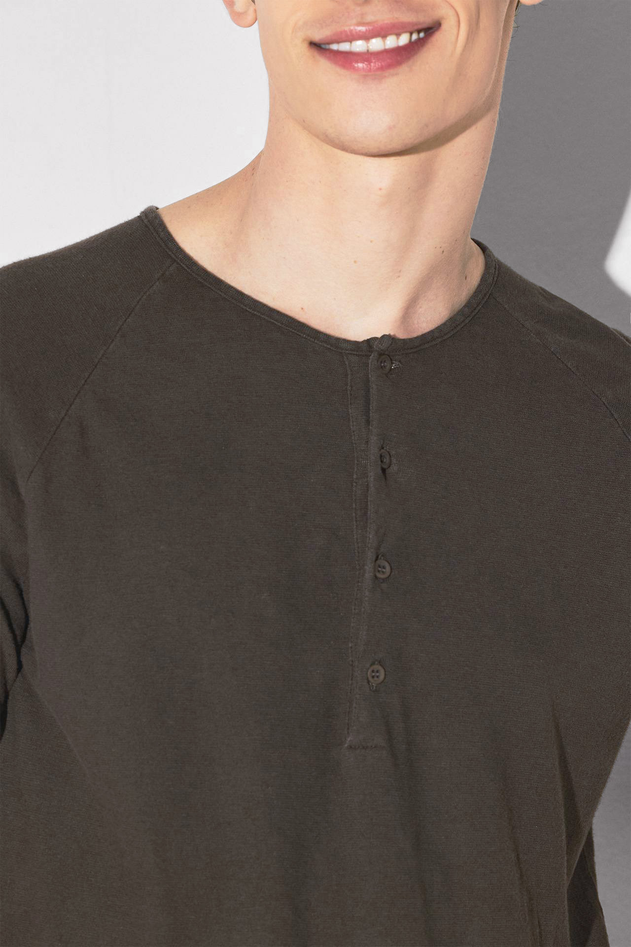 LINEN FRONT PLACKET RAGLAN TEE