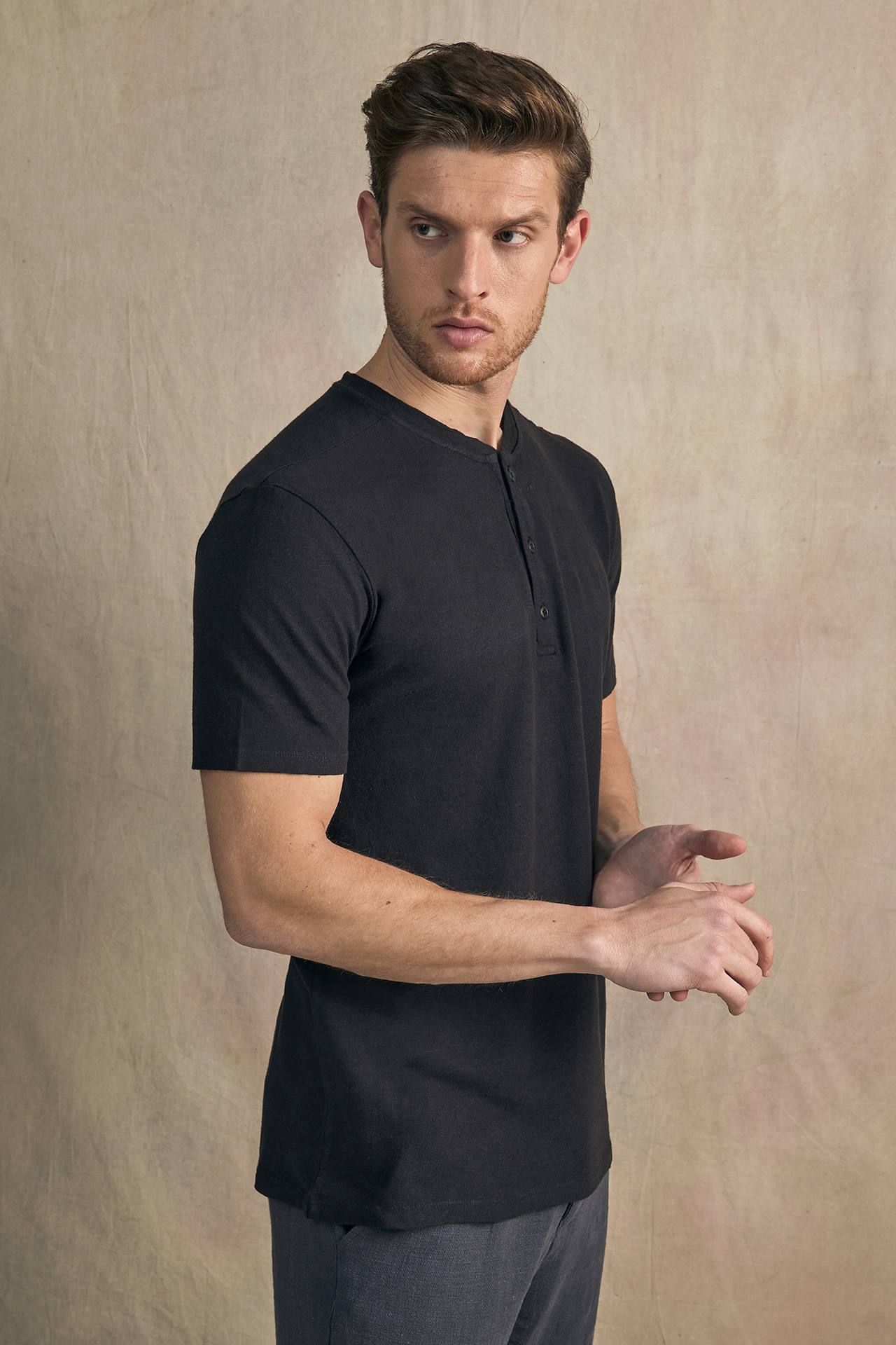 THREE BUTTON PLACKET LINEN TEE