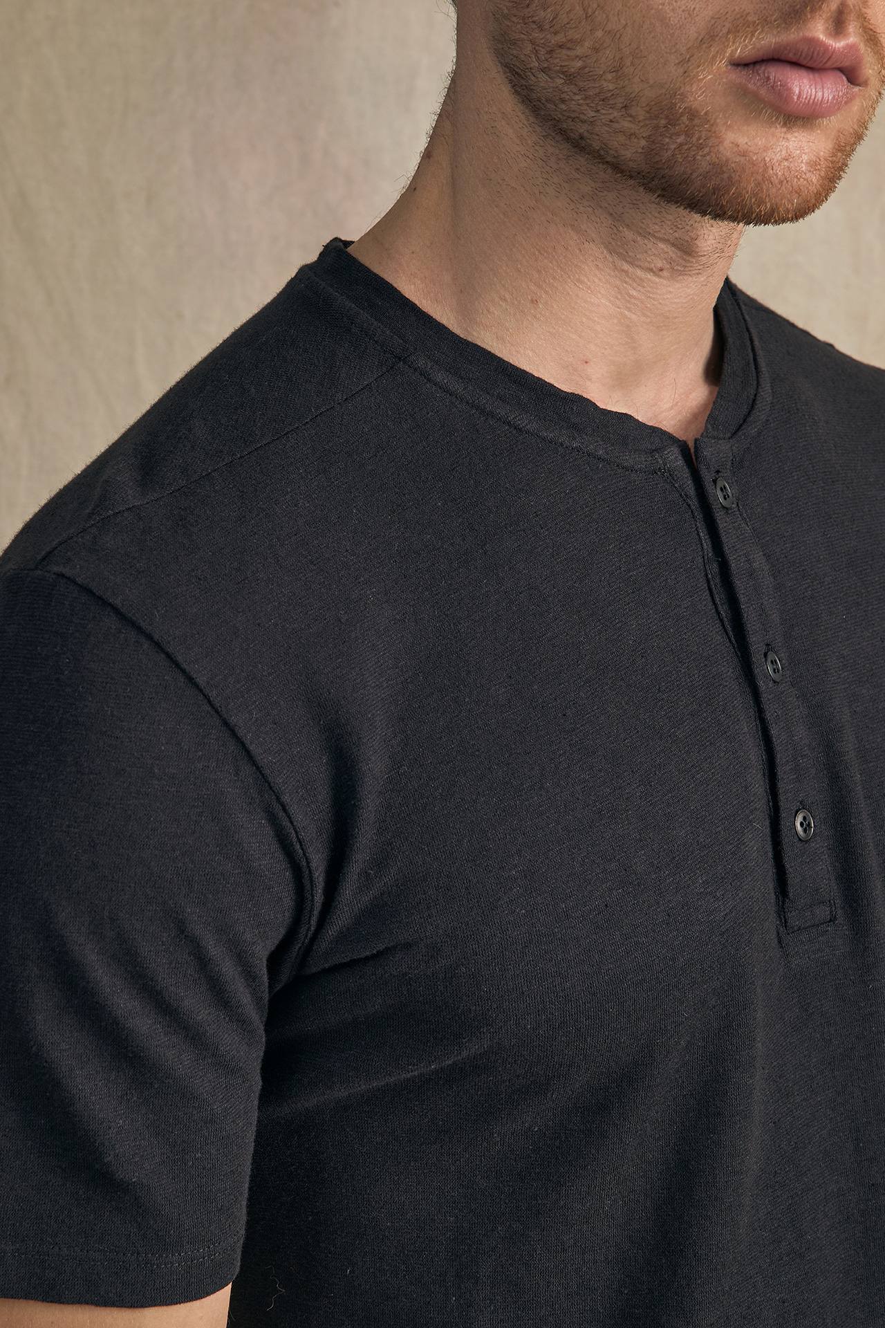 THREE BUTTON PLACKET LINEN TEE