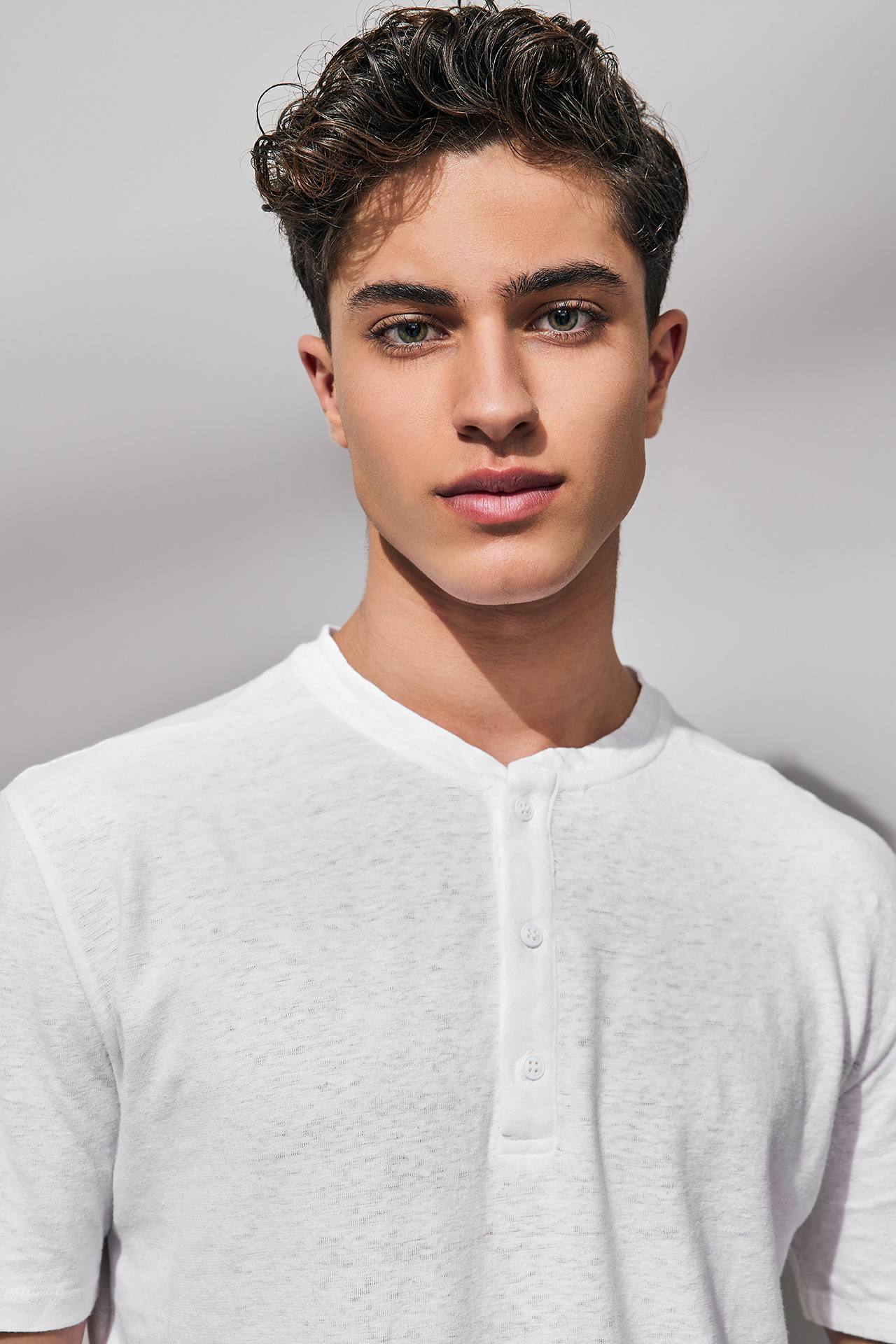 THREE BUTTON PLACKET LINEN TEE