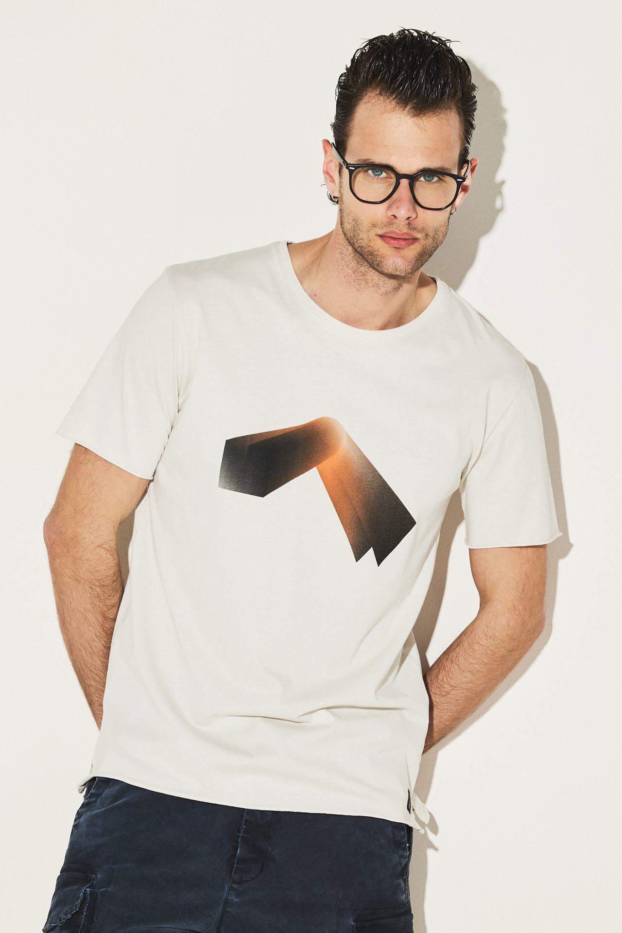 GRADIENT NOW T-SHIRT