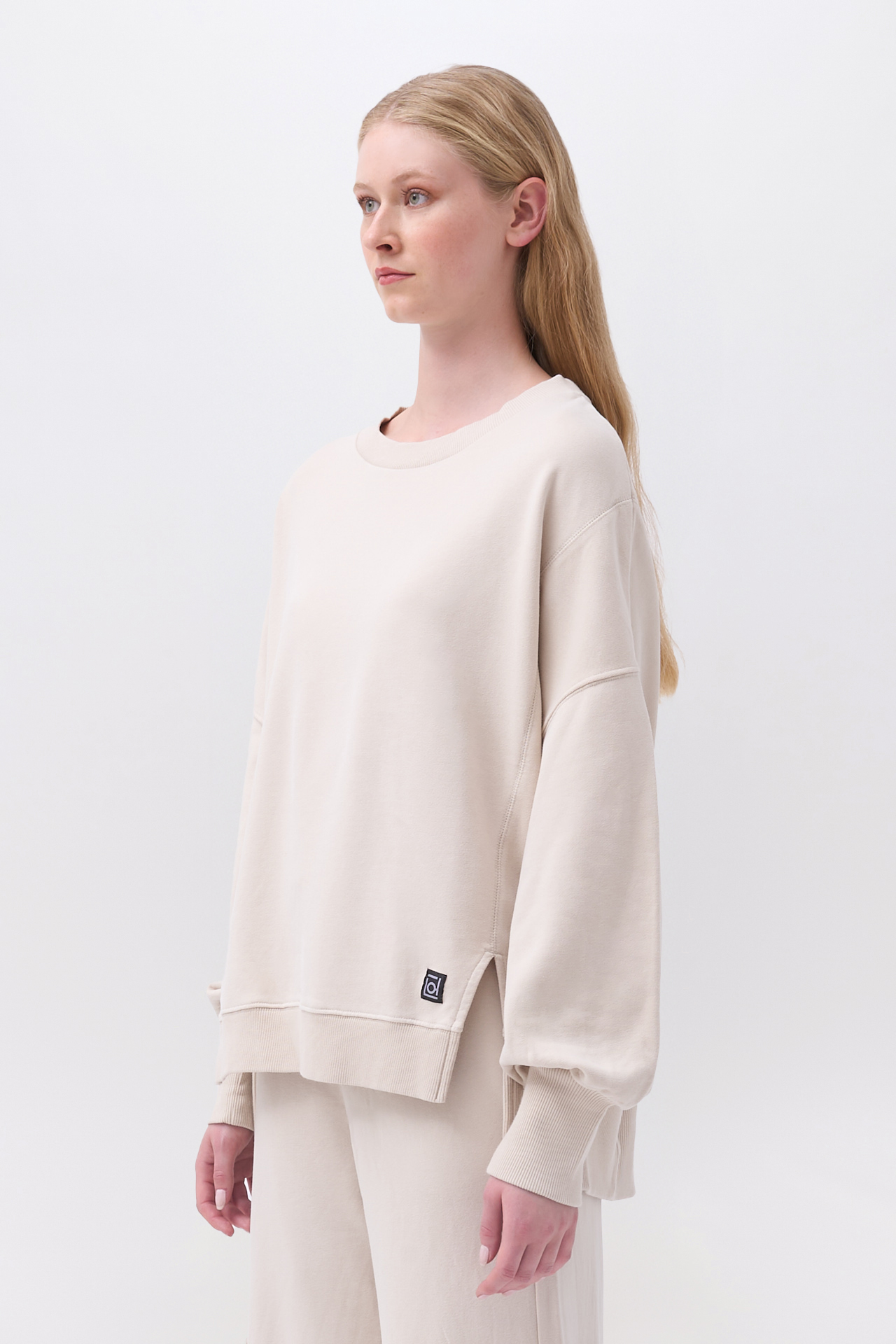 OVERSIZED ASSYMETRIC CREWNECK