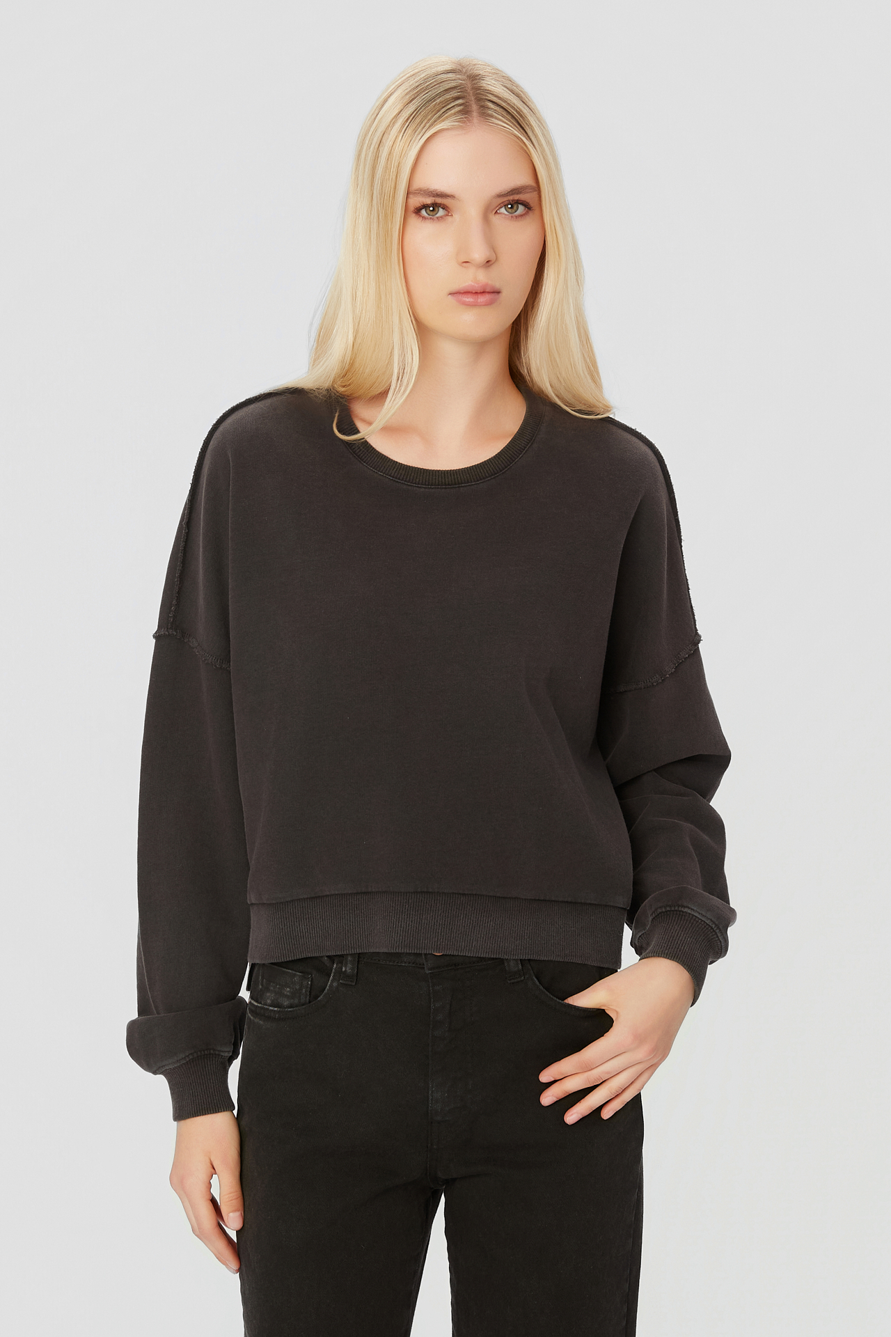 OVERSIZED ASSYMETRIC CREWNECK