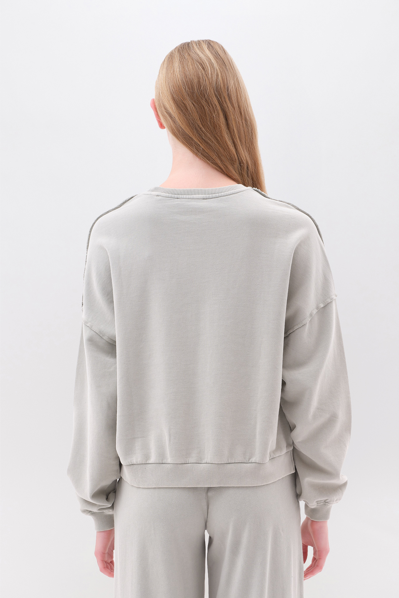 OVERSIZED ASSYMETRIC CREWNECK