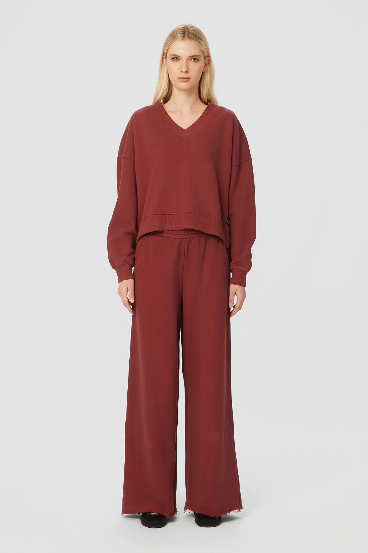 RELAXED V-NECK CREWNECK