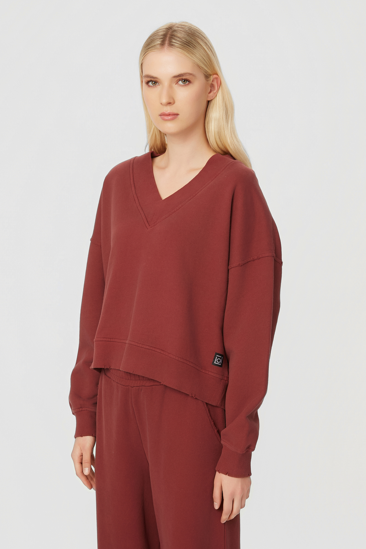 RELAXED V-NECK CREWNECK