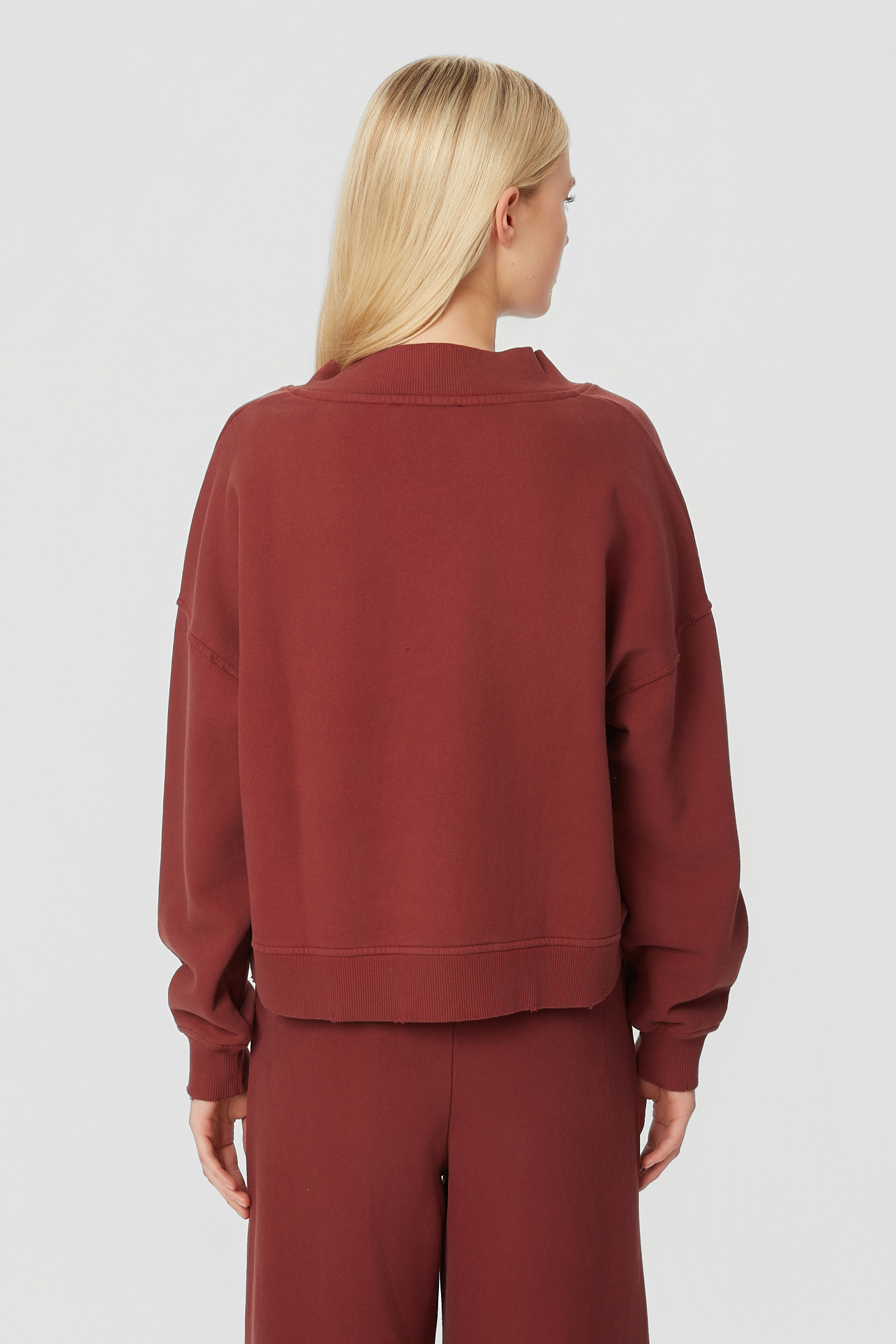 RELAXED V-NECK CREWNECK