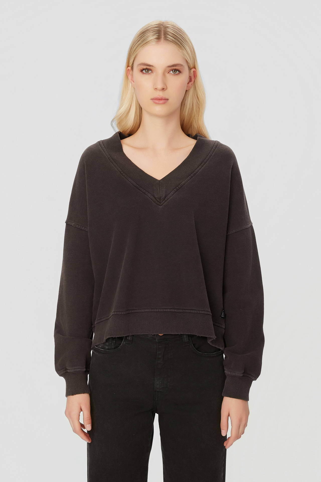 RELAXED V-NECK CREWNECK