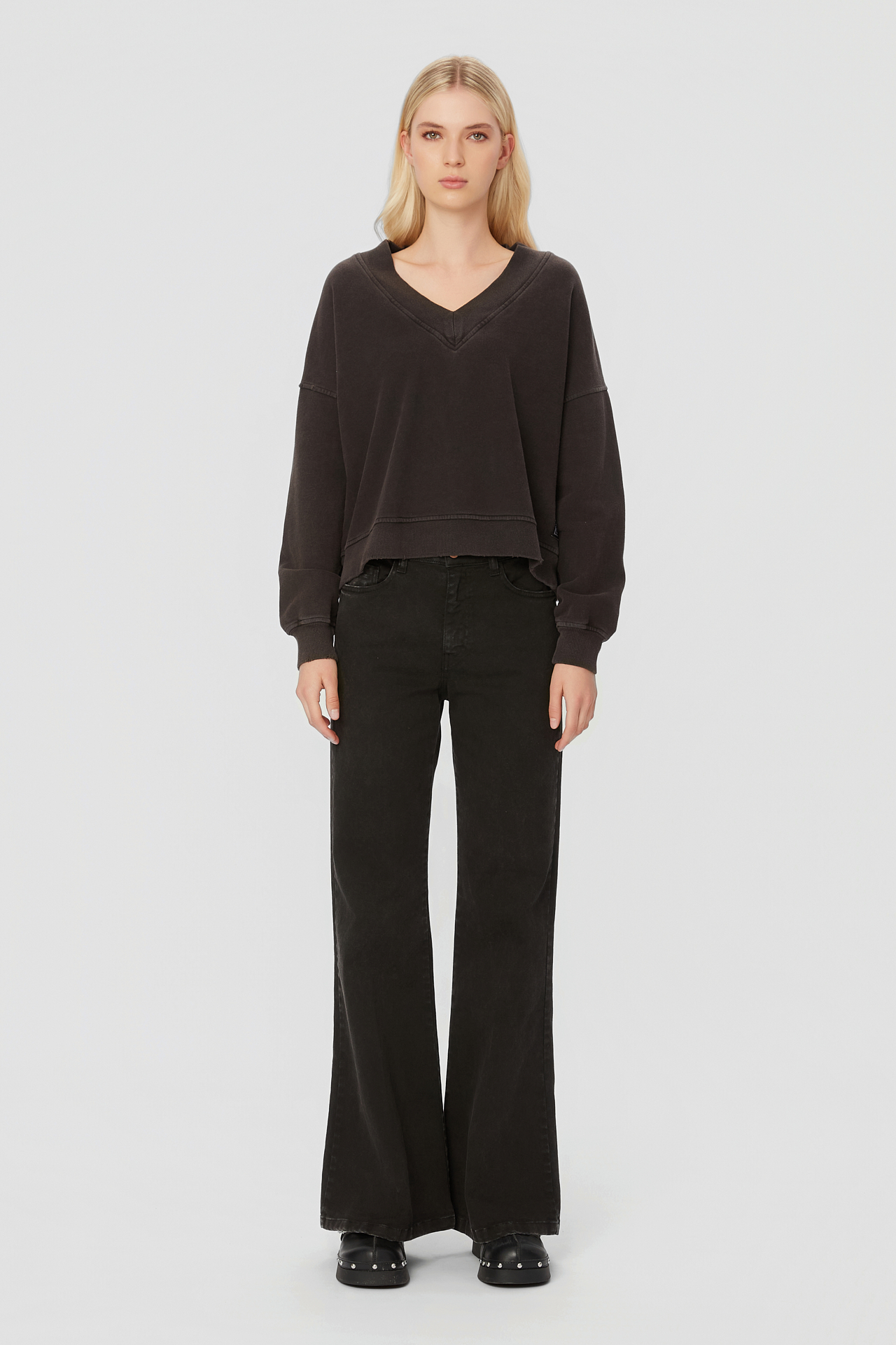 RELAXED V-NECK CREWNECK