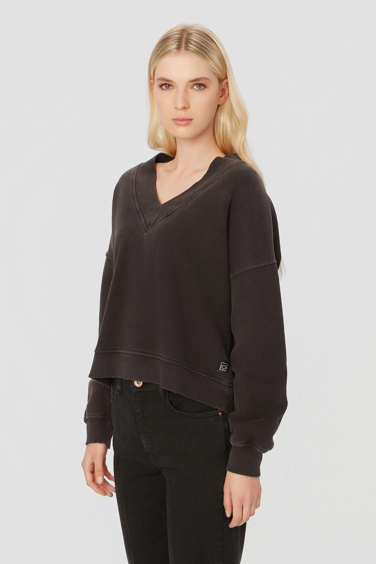 RELAXED V-NECK CREWNECK