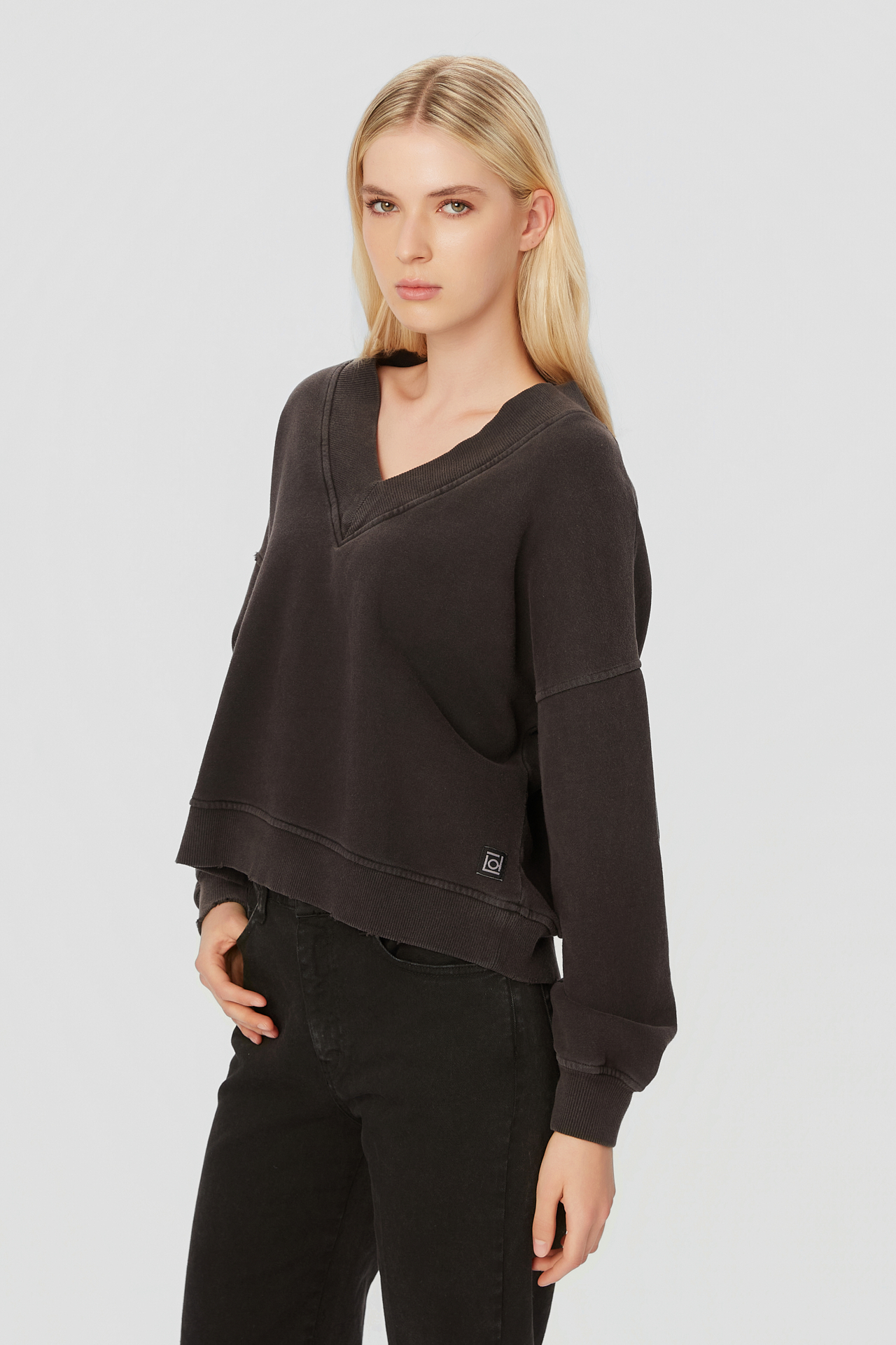 RELAXED V-NECK CREWNECK