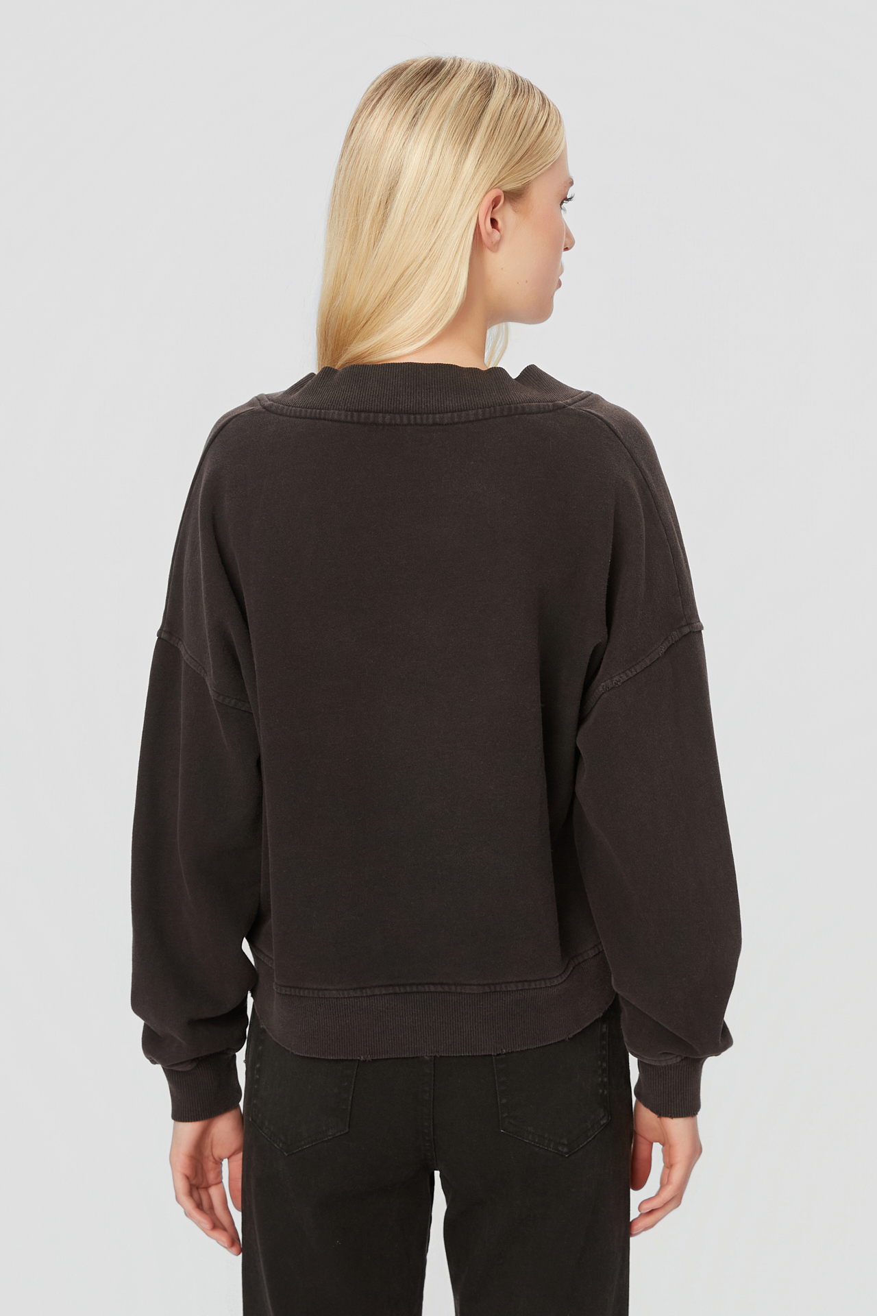 RELAXED V-NECK CREWNECK