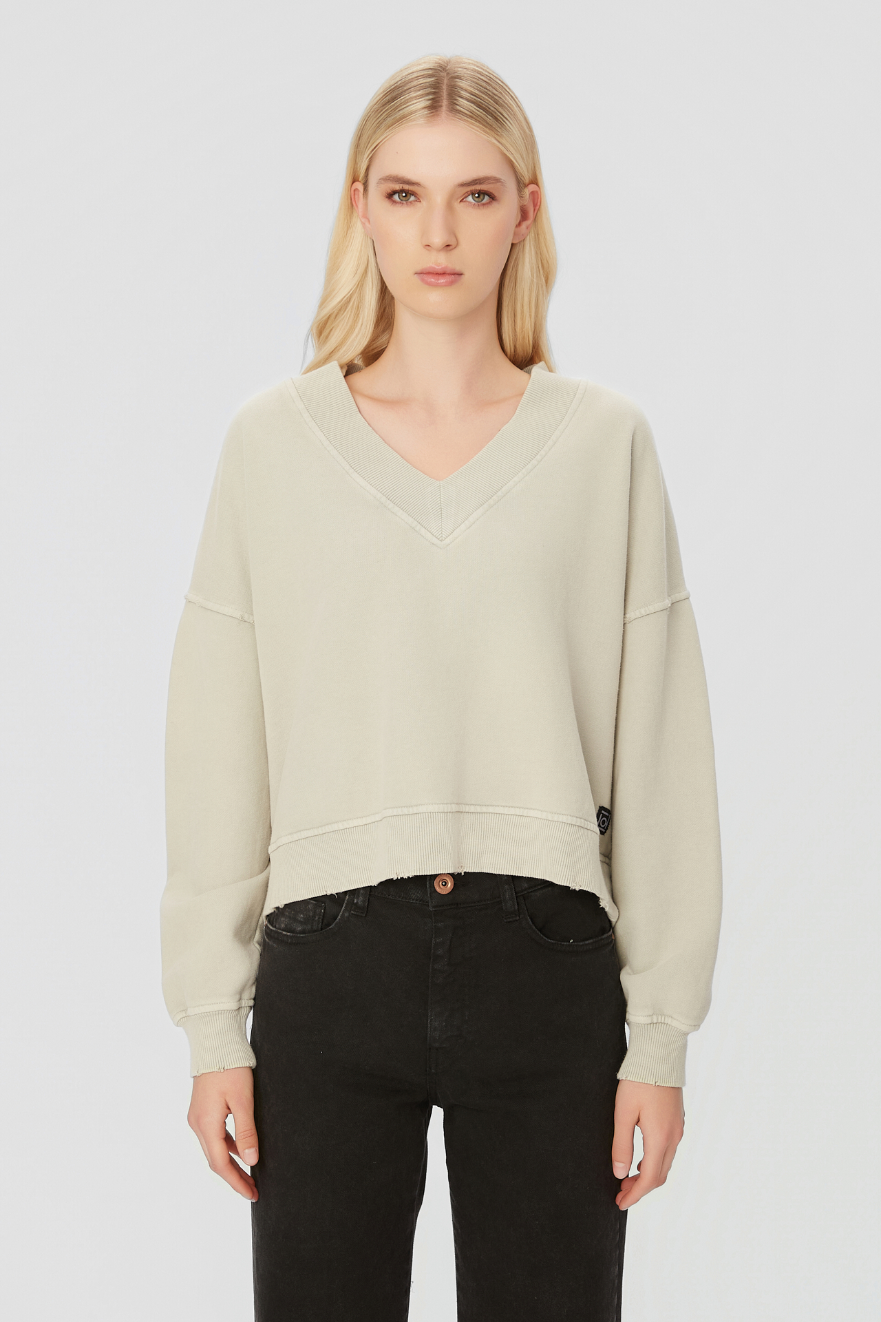 RELAXED V-NECK CREWNECK