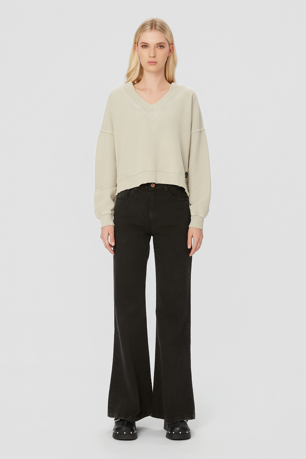 RELAXED V-NECK CREWNECK