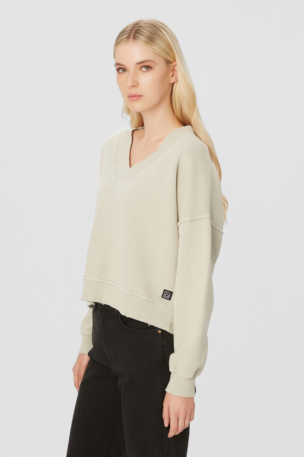 RELAXED V-NECK CREWNECK