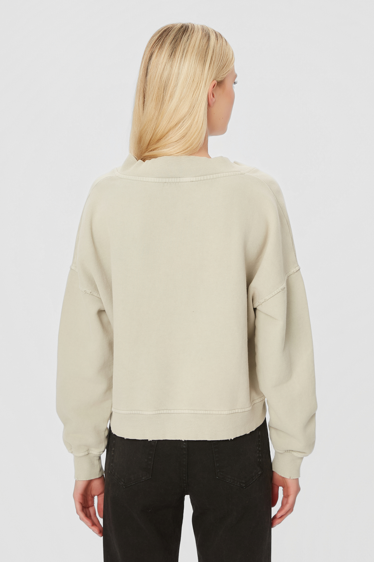 RELAXED V-NECK CREWNECK