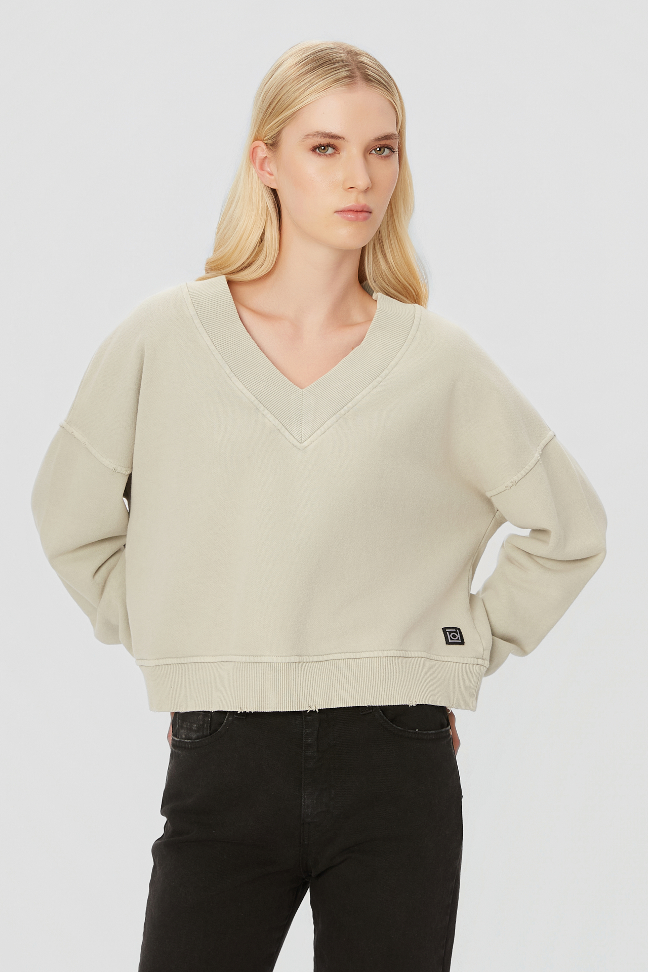 RELAXED V-NECK CREWNECK