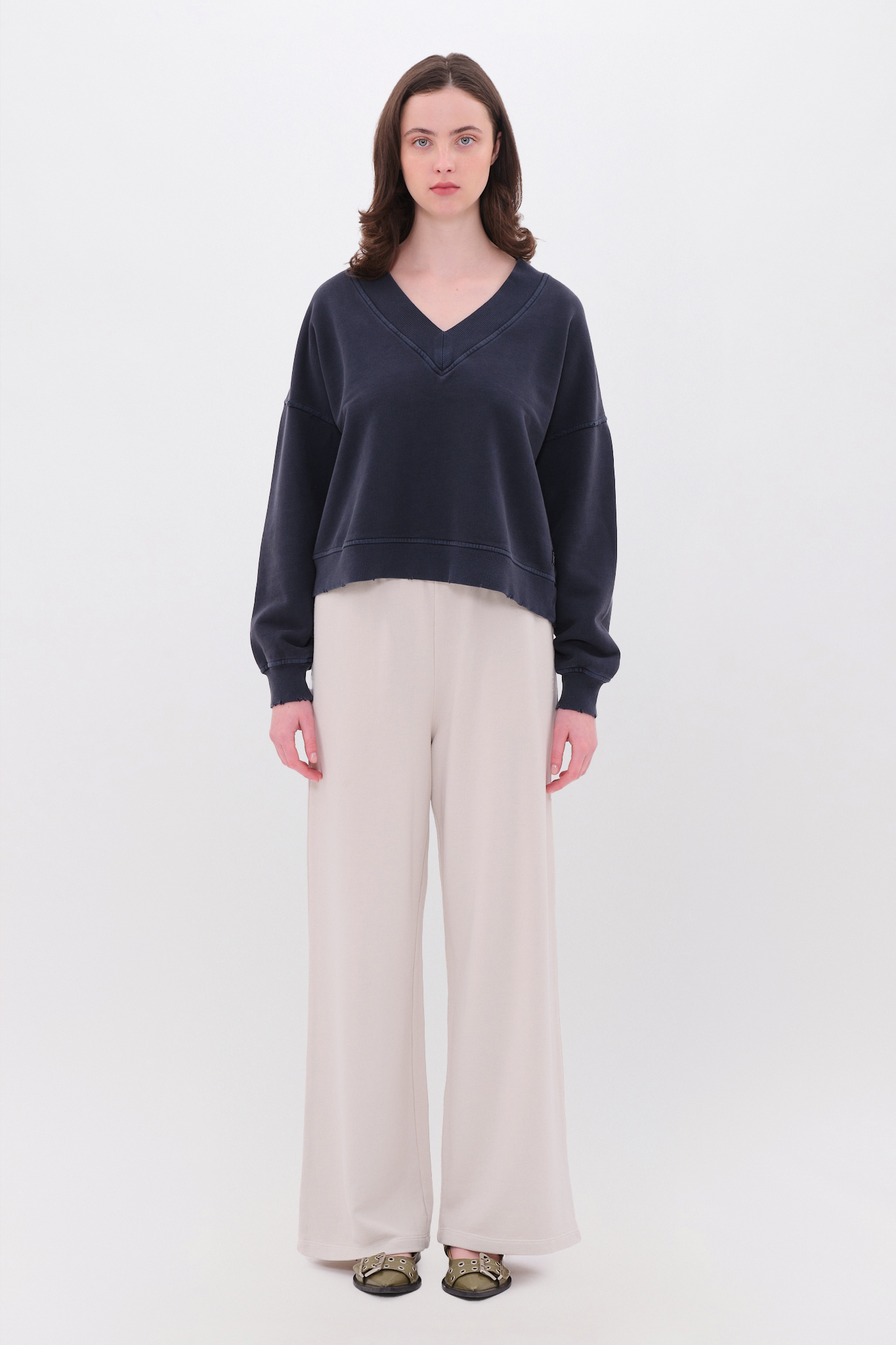 RELAXED V-NECK CREWNECK