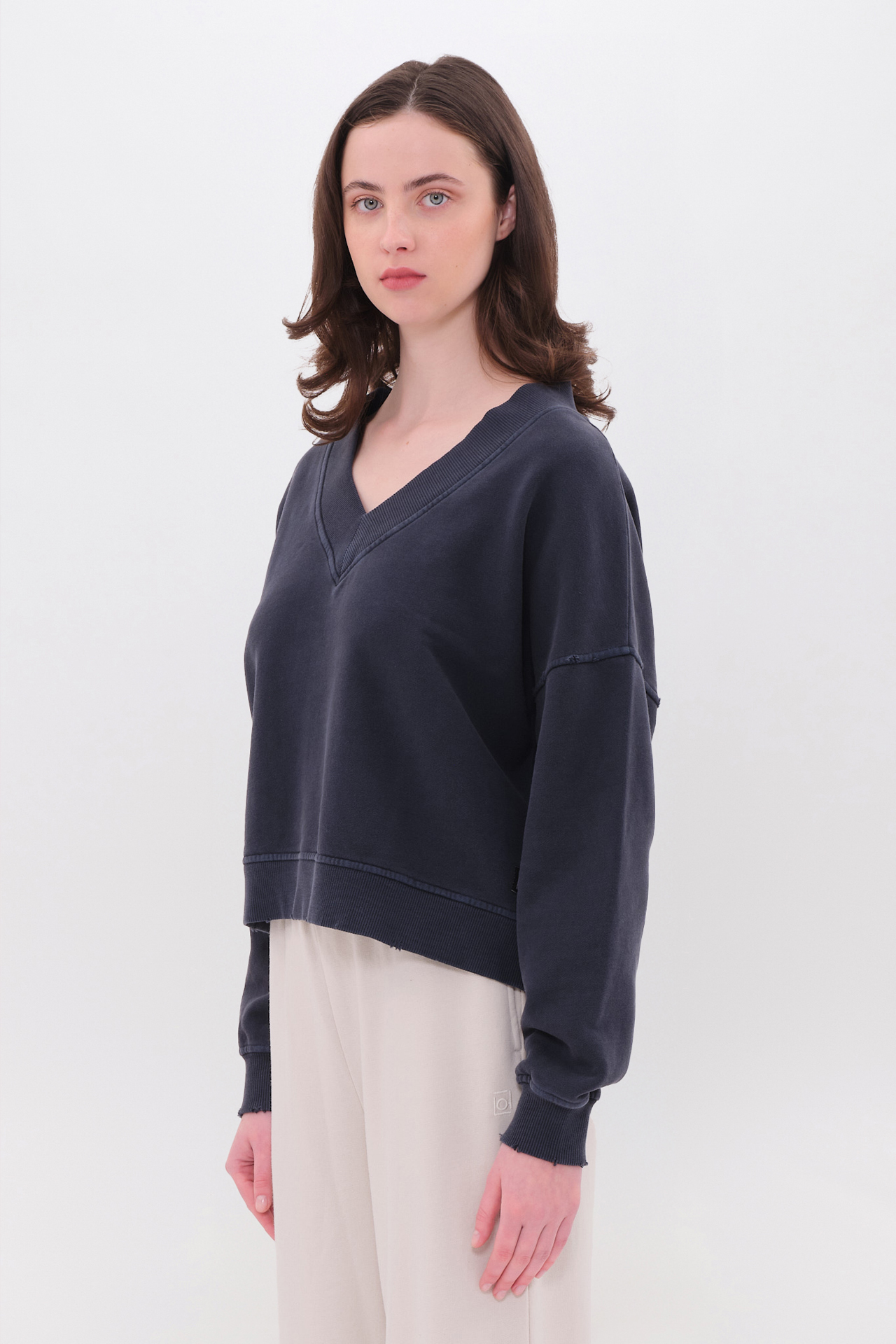 RELAXED V-NECK CREWNECK