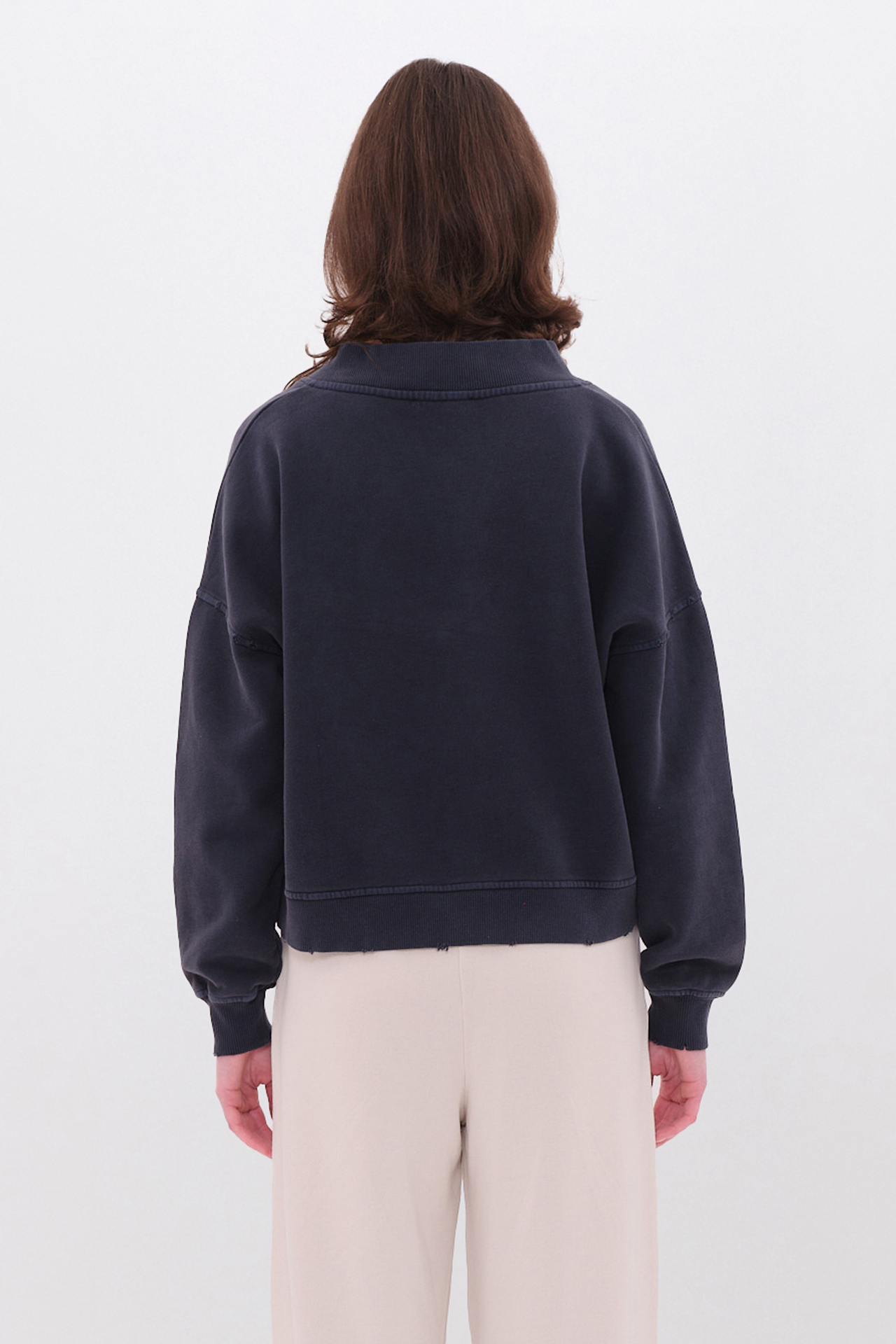 RELAXED V-NECK CREWNECK