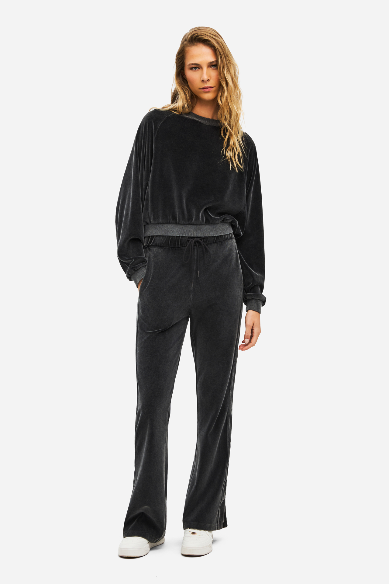 RELAXED VELVET CREWNECK