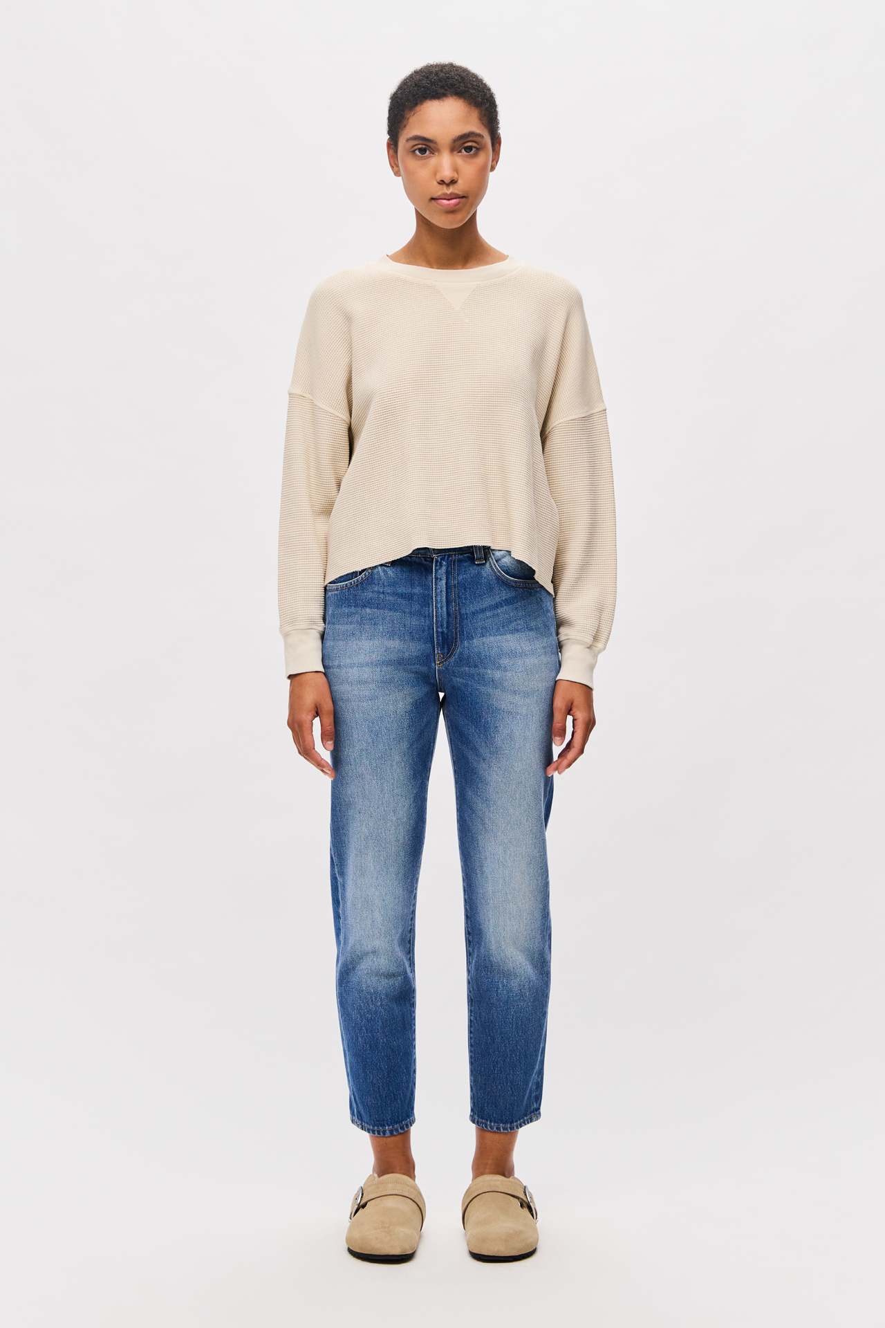 MID-RISE STRAIGHT LEG JEAN