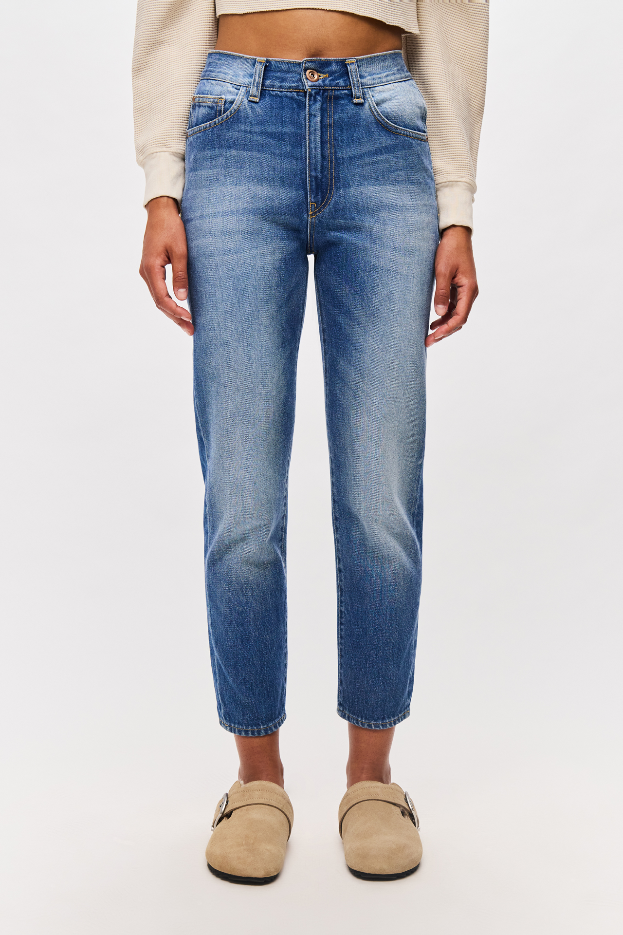 MID-RISE STRAIGHT LEG JEAN