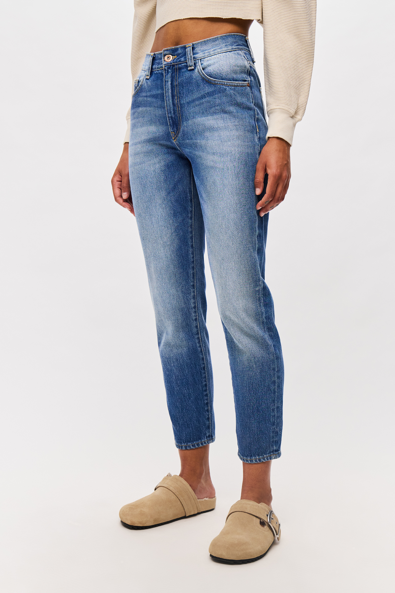MID-RISE STRAIGHT LEG JEAN