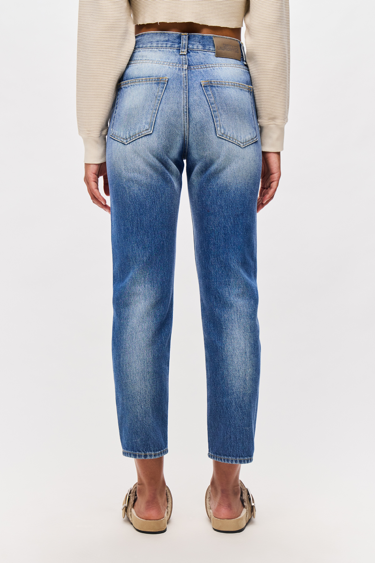 MID-RISE STRAIGHT LEG JEAN