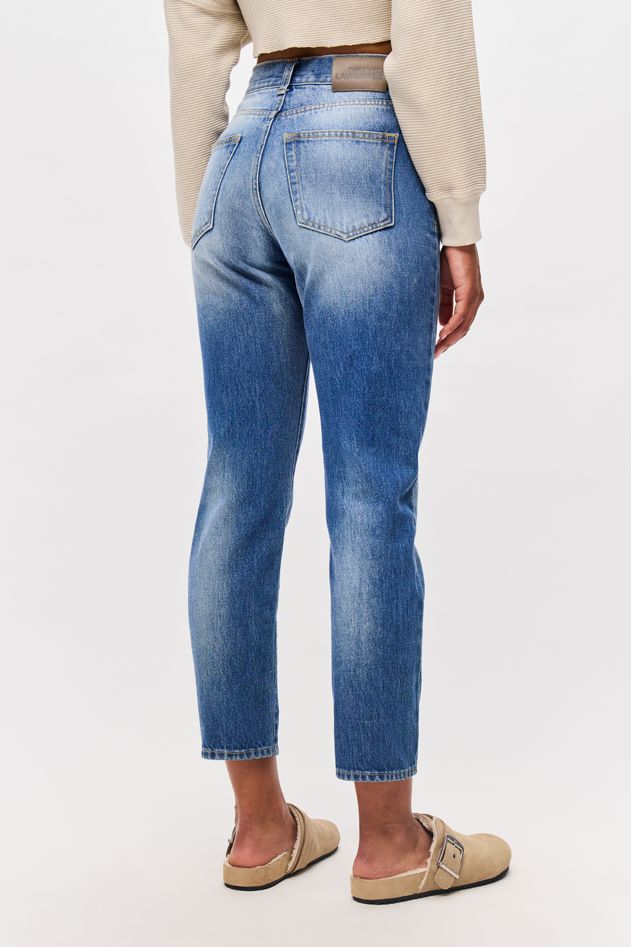MID-RISE STRAIGHT LEG JEAN