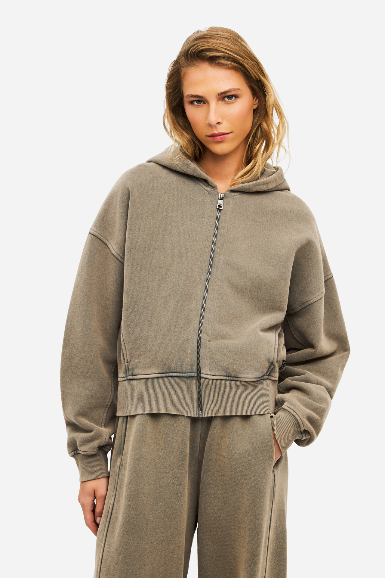 CROPPED FULLZIP WITH SEAMING