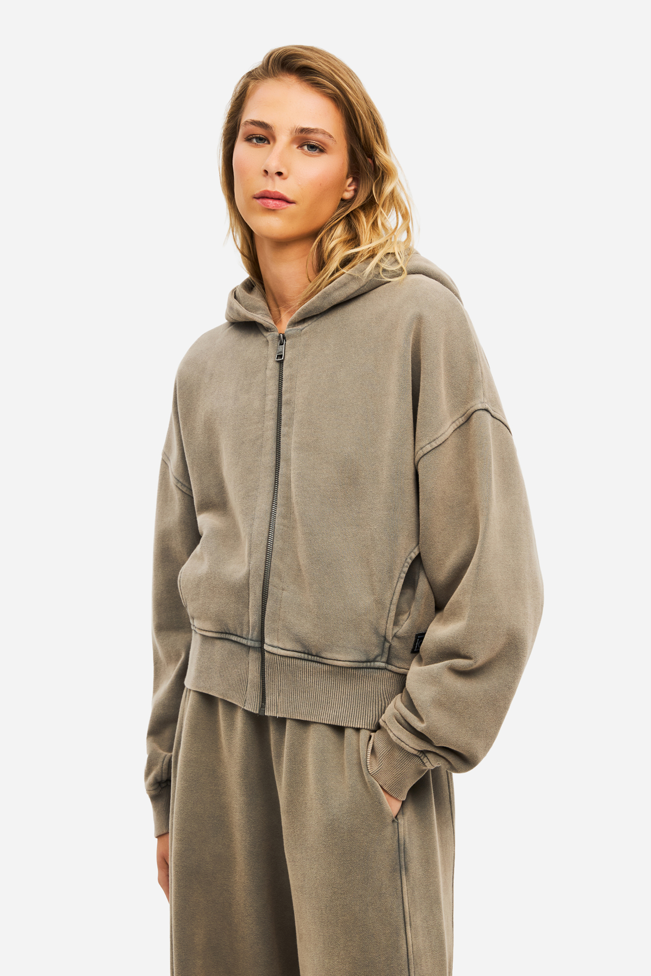 CROPPED FULLZIP WITH SEAMING