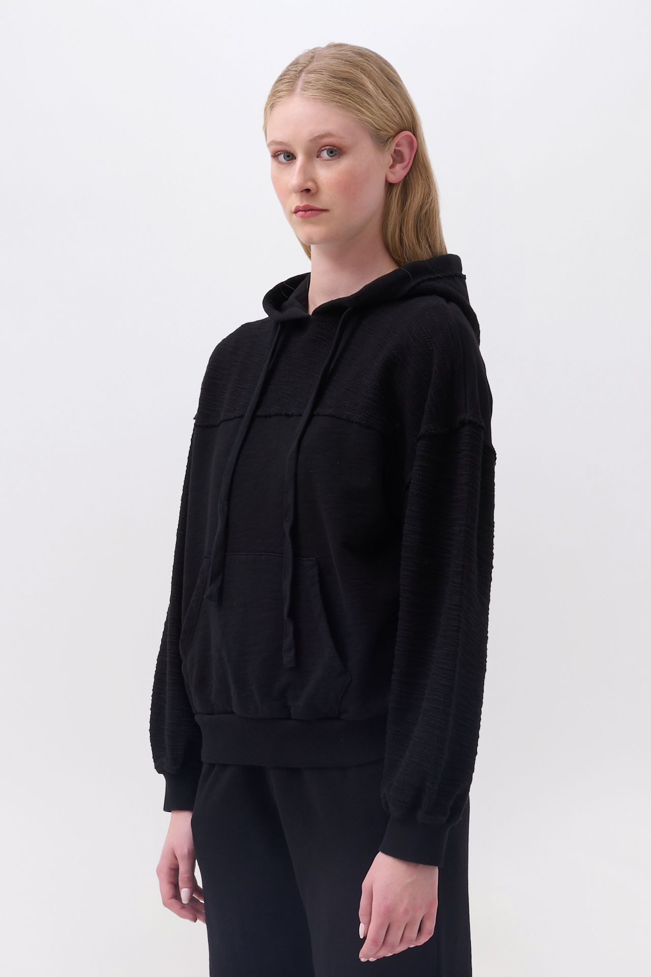CONTRAST HOODIE