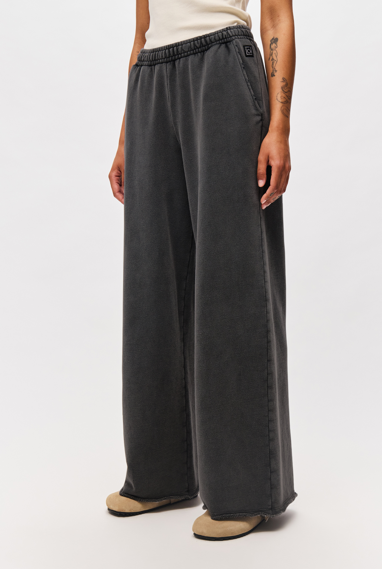WIDELEG SWEATPANTS WITH RAW EDGES