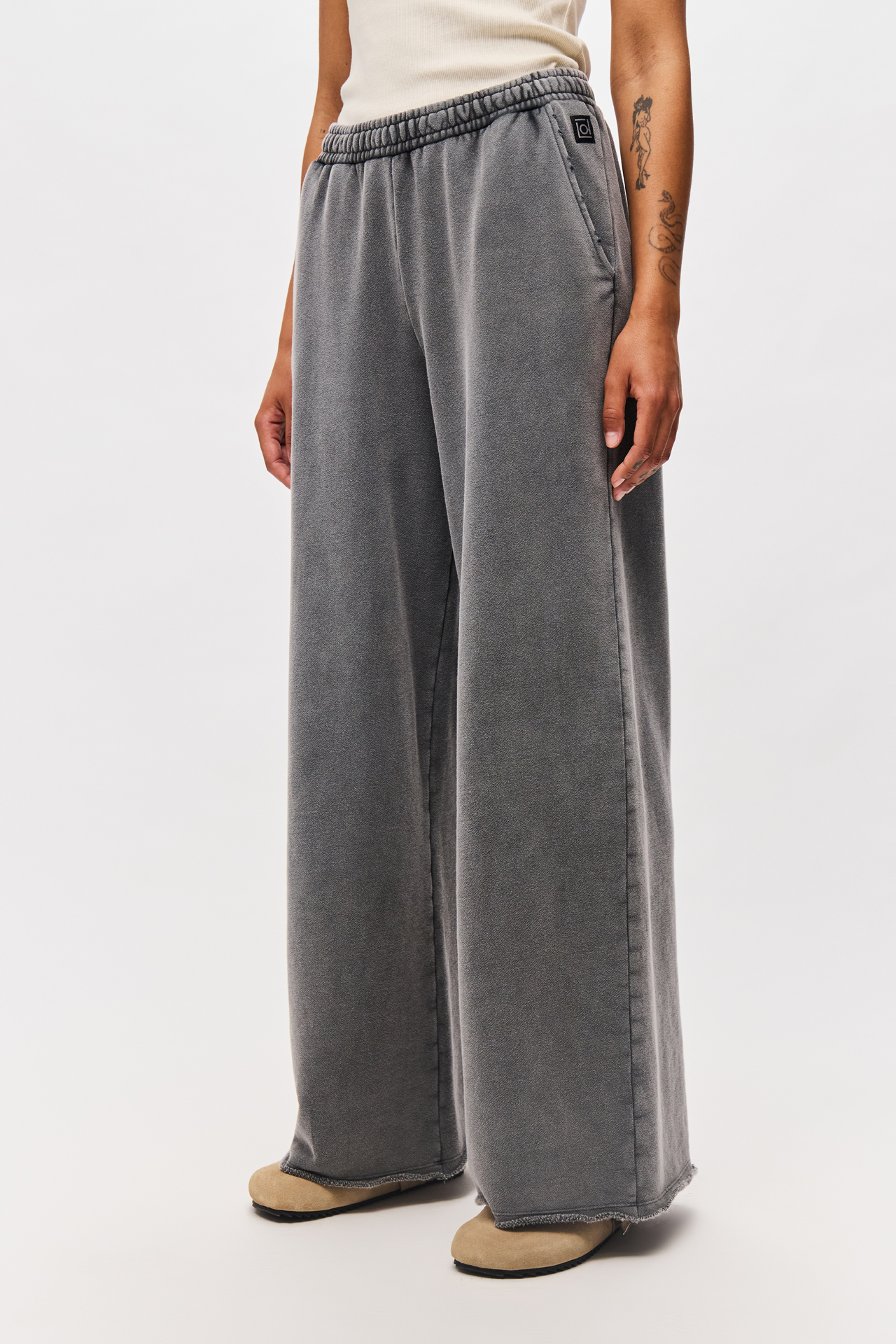 WIDELEG SWEATPANTS WITH RAW EDGES